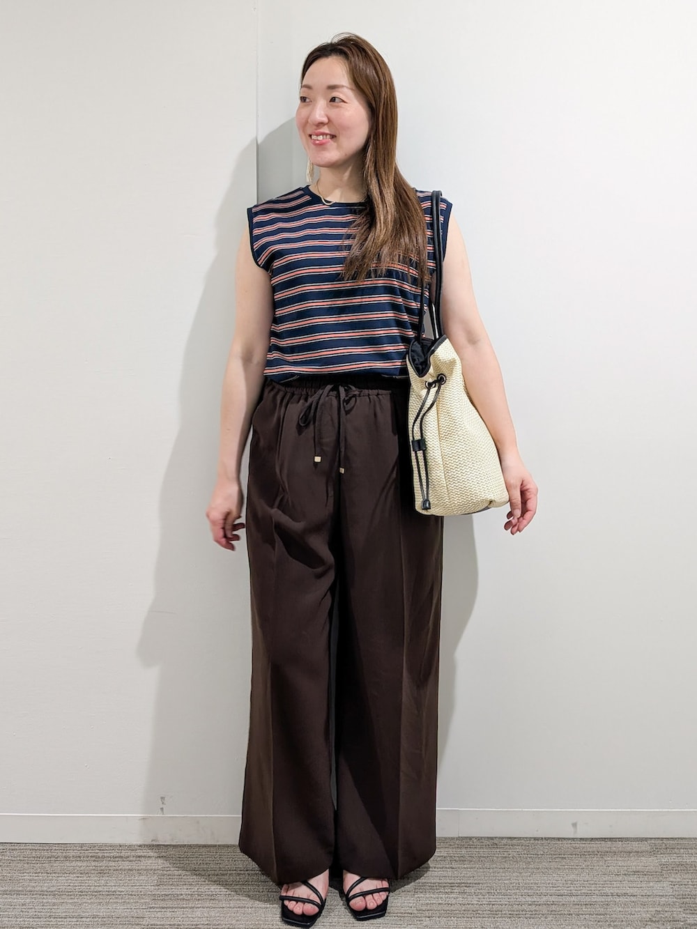ブルー系のシャツ/ブラウス、ブラウン系のその他パンツ、ブラック系のトートバッグを着用したレディースの夏コーディネートの9枚目の写真