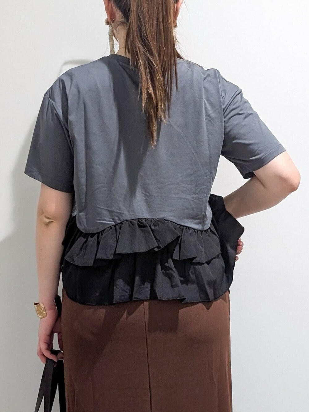 グレー系のTシャツ/カットソー、ブラウン系のスカート、ブラウン系のトートバッグを着用したレディースの夏コーディネートの8枚目の写真