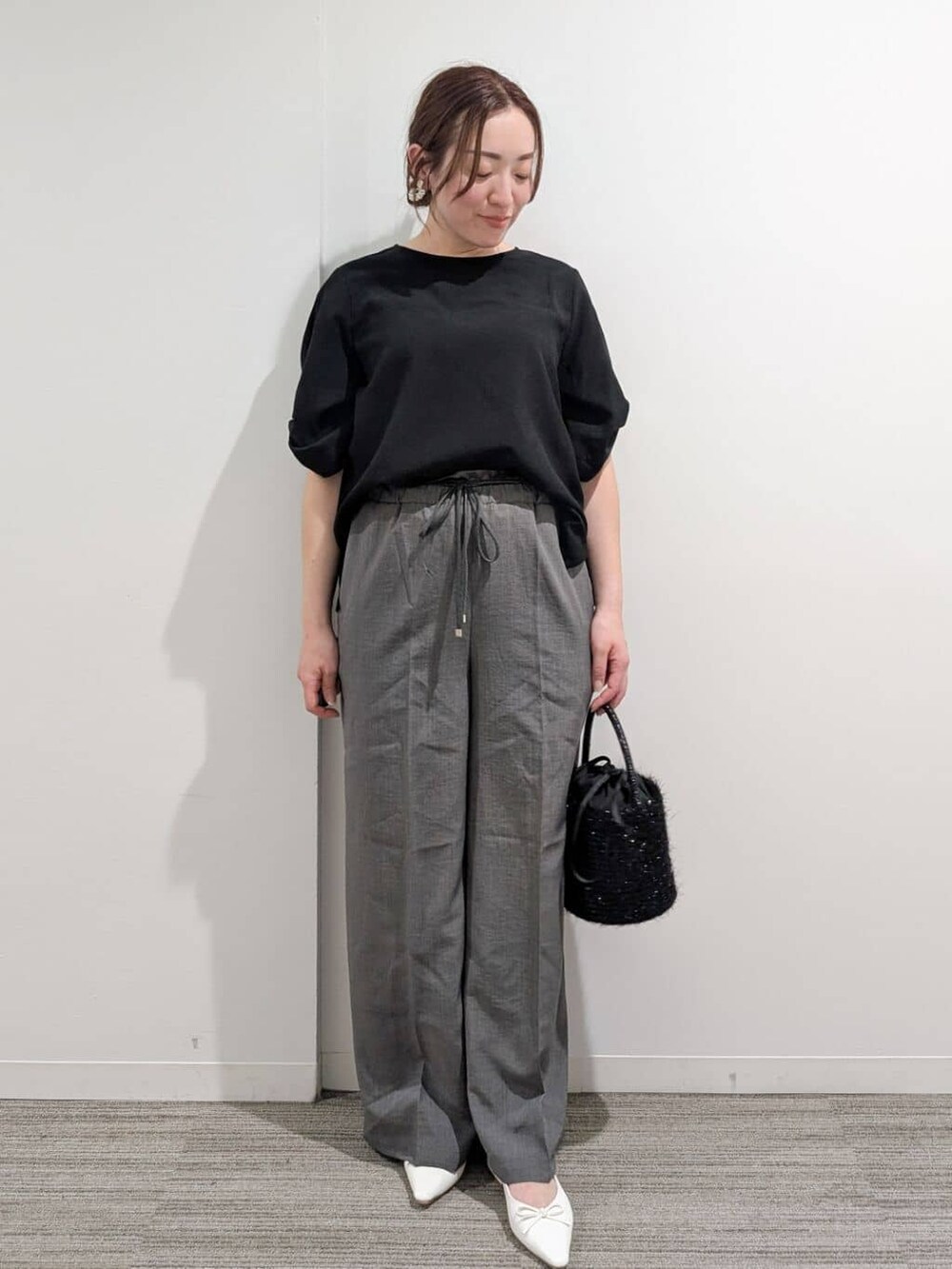 ブラック系のシャツ/ブラウス、グレー系のその他パンツ、ブラック系のハンドバッグを着用したレディースの夏コーディネートの9枚目の写真