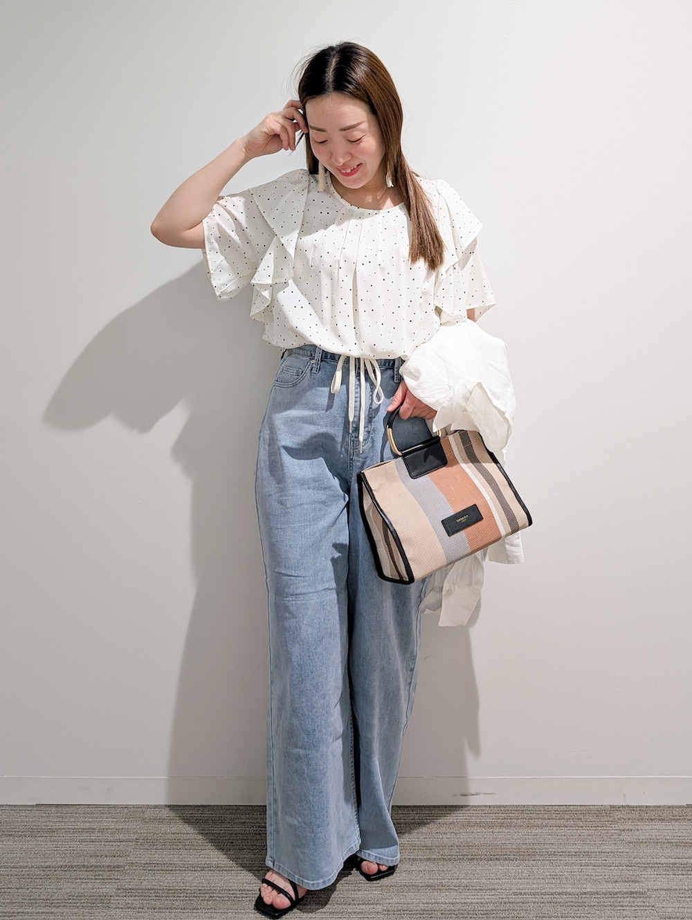 ホワイト系のシャツ/ブラウス、ホワイト系のシャツ/ブラウス、ブルー系のデニムパンツを着用したレディースの夏コーディネートの5枚目の写真