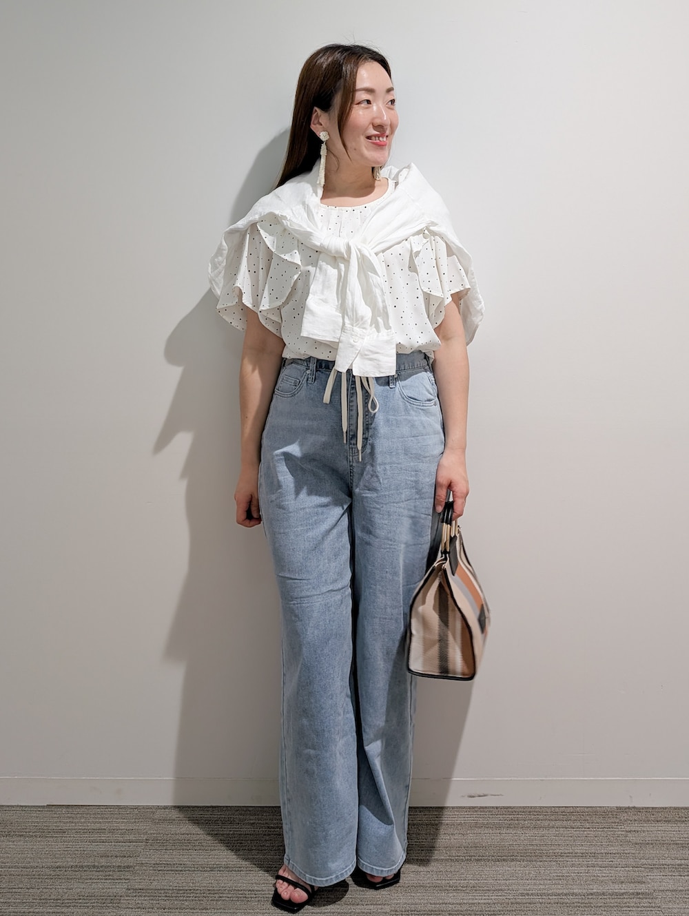 ホワイト系のシャツ/ブラウス、ホワイト系のシャツ/ブラウス、ブルー系のデニムパンツを着用したレディースの夏コーディネートの8枚目の写真