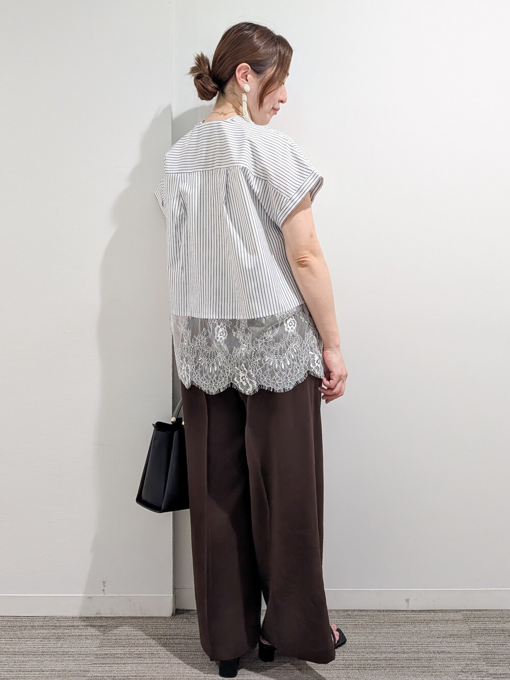 ブルー系のシャツ/ブラウス、ブラウン系のその他パンツ、ブラック系のトートバッグを着用したレディースの夏コーディネートの5枚目の写真