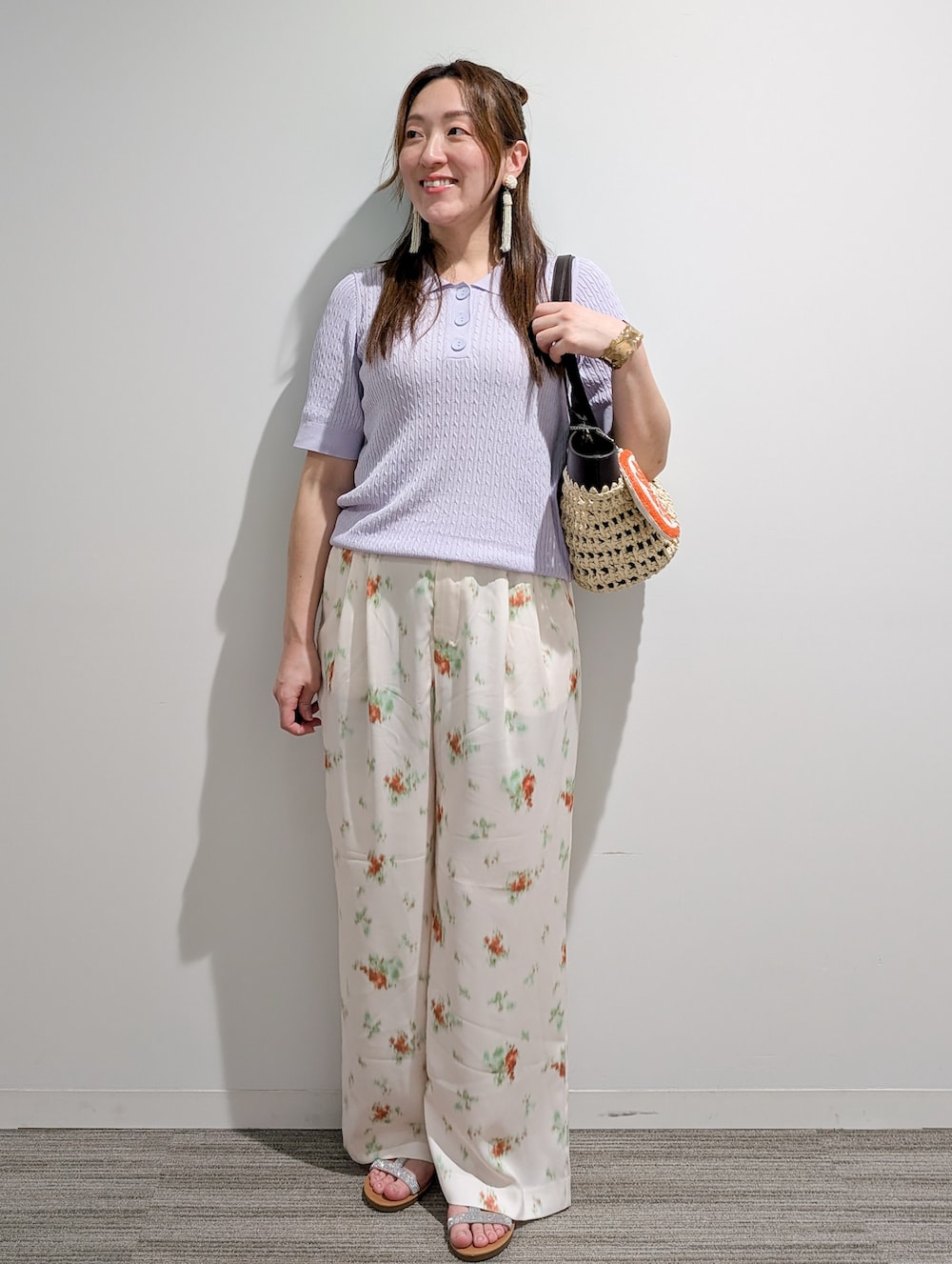 パープル系のニット/セーター、ホワイト系のその他パンツ、ブラウン系のトートバッグを着用したレディースの夏コーディネートの5枚目の写真