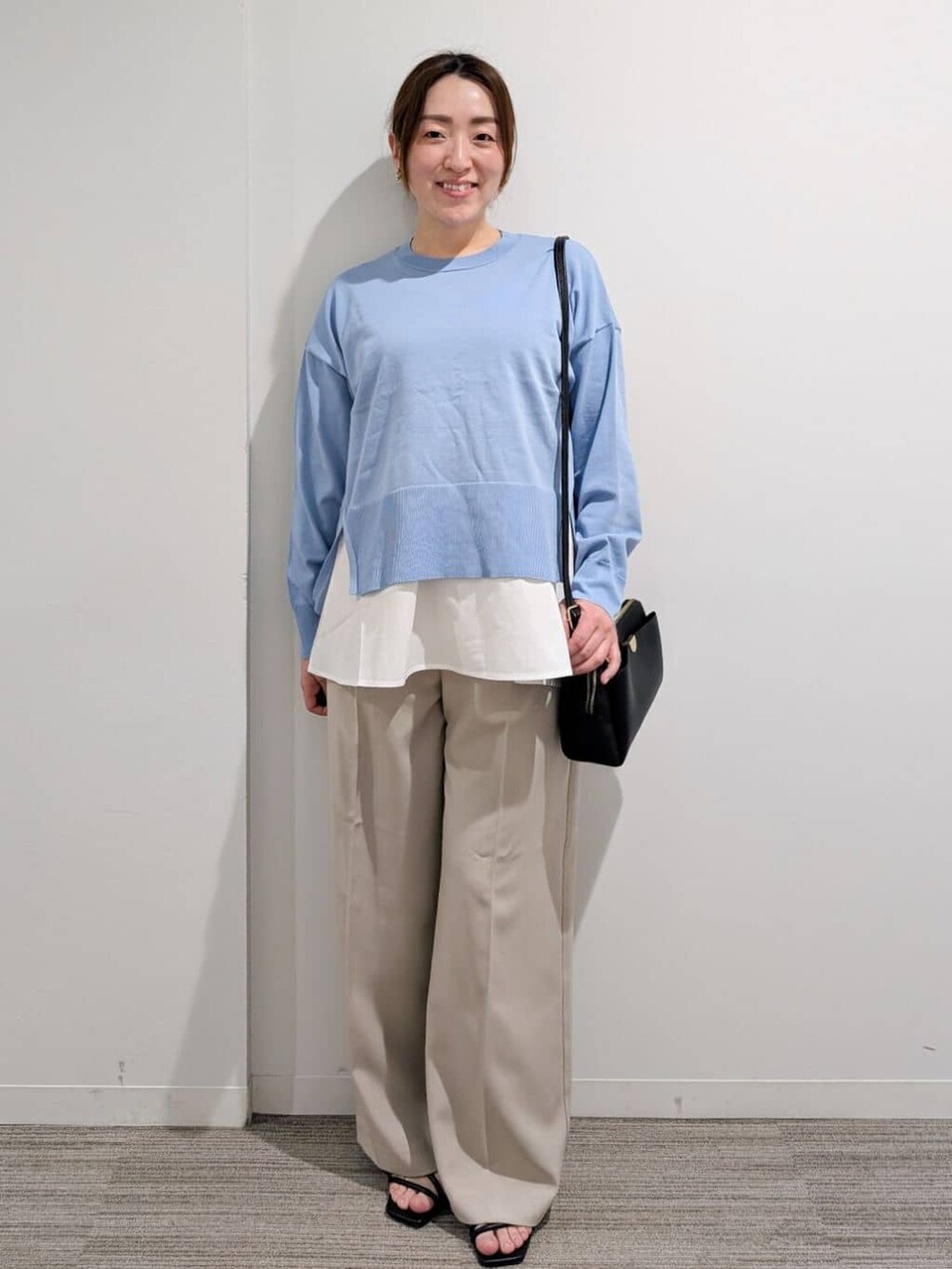 ブラック系のショルダーバッグ、ベージュ系のその他パンツ、ブラック系のサンダルを着用したレディースの春コーディネートの3枚目の写真