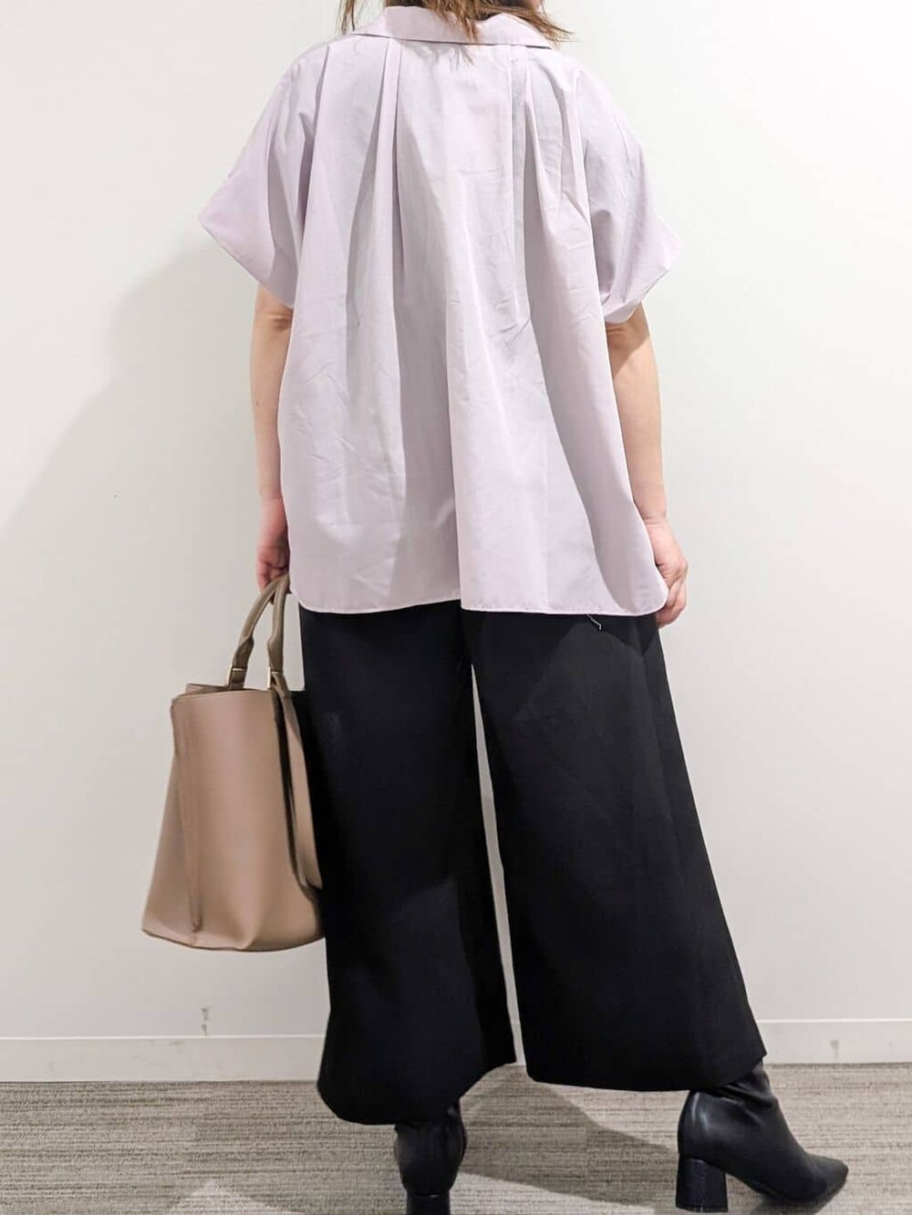 パープル系のシャツ/ブラウス、ブラック系のニット/セーター、ブラック系のその他パンツを着用したレディースの秋コーディネートの7枚目の写真