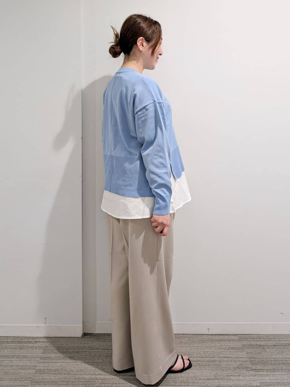 ブラック系のショルダーバッグ、ベージュ系のその他パンツ、ブラック系のサンダルを着用したレディースの春コーディネートの6枚目の写真