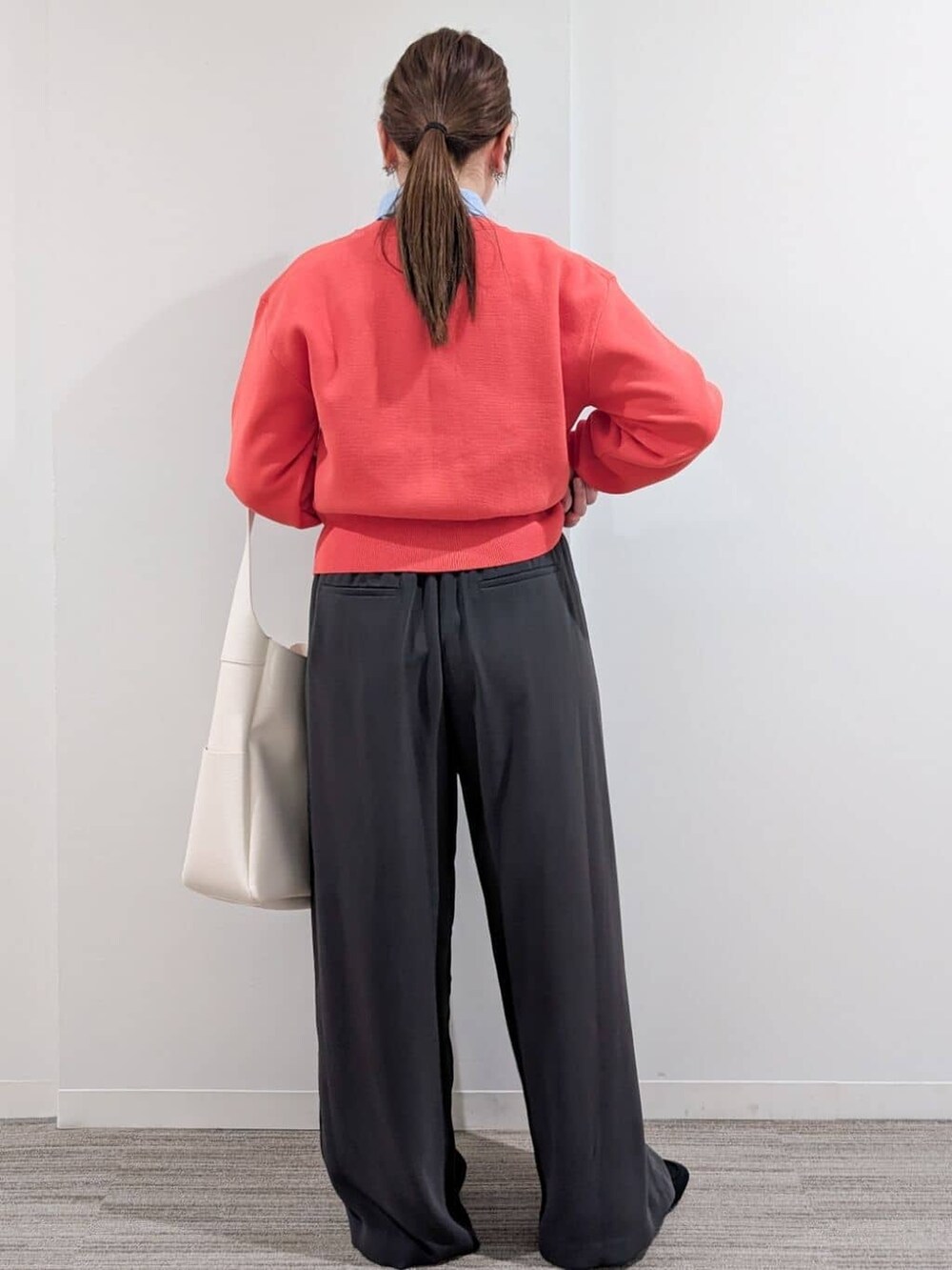 オレンジ系のカーディガン/ボレロ、ブルー系のシャツ/ブラウス、グレー系のその他パンツを着用したレディースの冬コーディネートの4枚目の写真