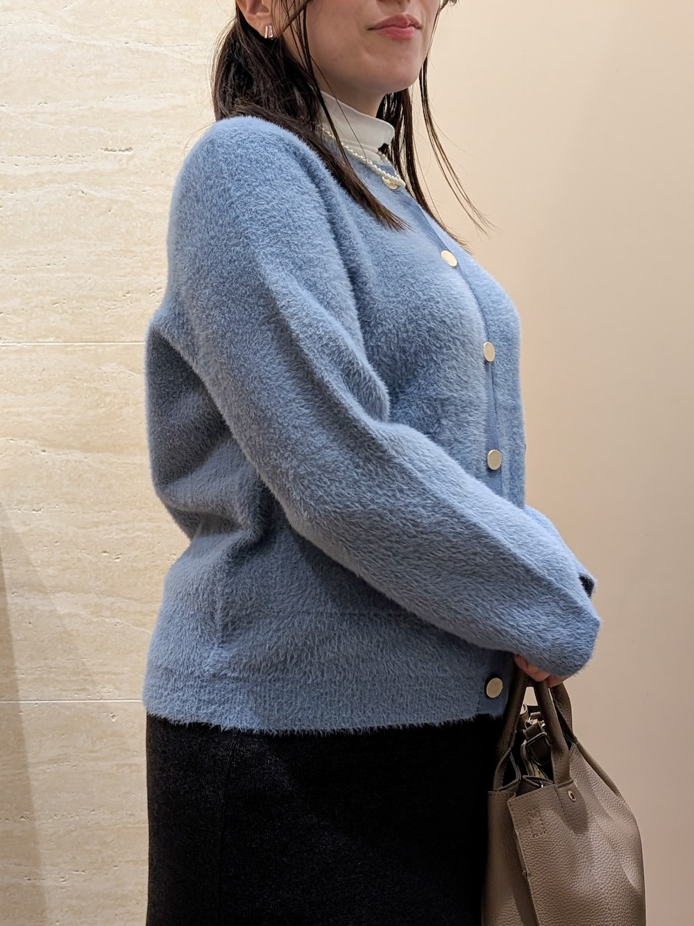 ブルー系のカーディガン/ボレロ、グレー系のスカート、ベージュ系のトートバッグを着用したレディースの秋コーディネートの2枚目の写真