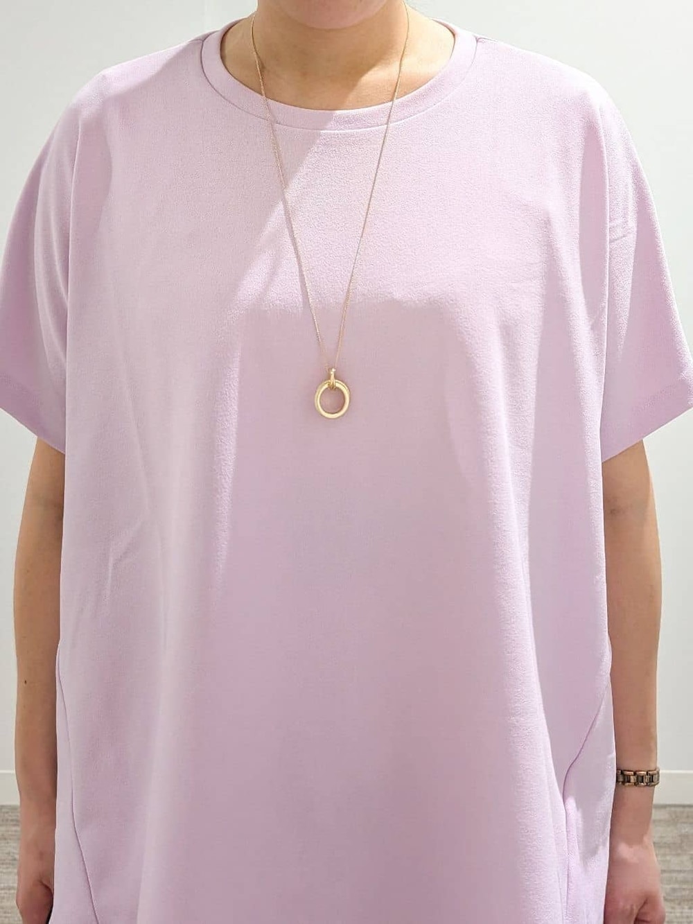 ピンク系のTシャツ/カットソー、グレー系のその他パンツ、ブラック系のハンドバッグを着用したレディースの夏コーディネートの7枚目の写真