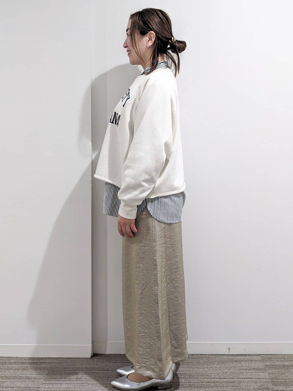 ホワイト系のスウェット、ホワイト系のシャツ/ブラウス、ベージュ系のスカートを着用したレディースの春コーディネートの5枚目の写真