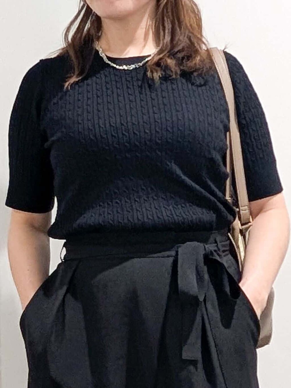 ブラック系のニット/セーター、ブラック系のその他パンツ、ベージュ系のトートバッグを着用したレディースの秋コーディネートの9枚目の写真