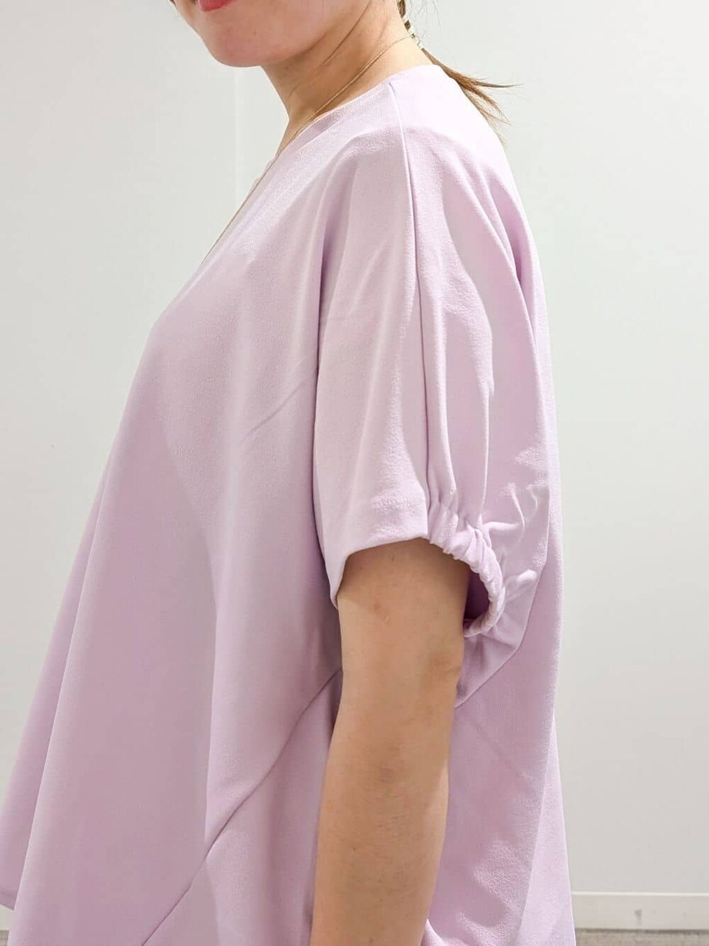ピンク系のTシャツ/カットソー、グレー系のその他パンツ、ブラック系のハンドバッグを着用したレディースの夏コーディネートの8枚目の写真