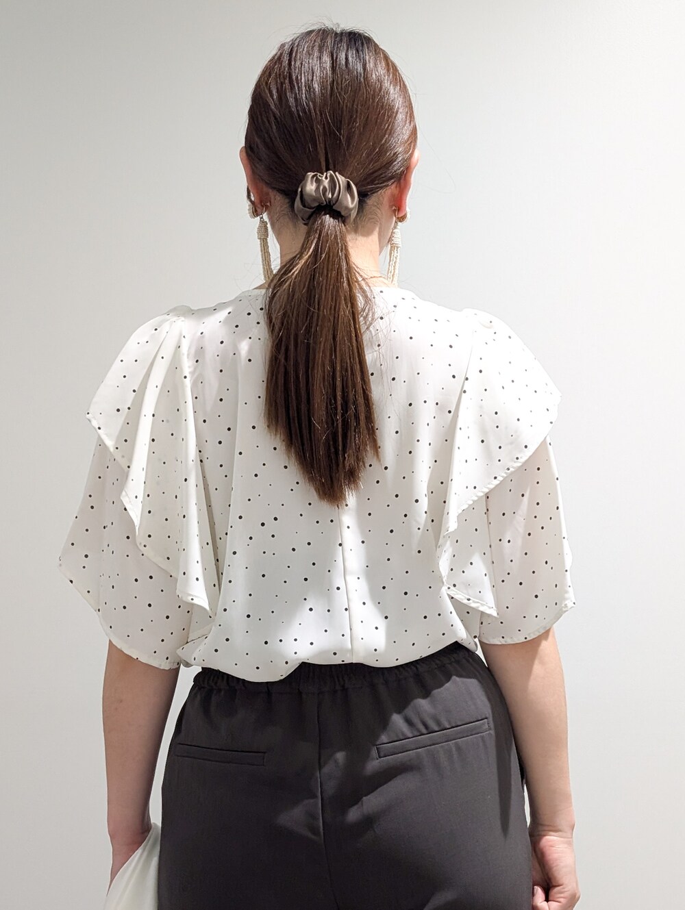 ホワイト系のシャツ/ブラウス、グレー系のその他パンツ、ブラック系のサンダルを着用したレディースの春コーディネートの9枚目の写真