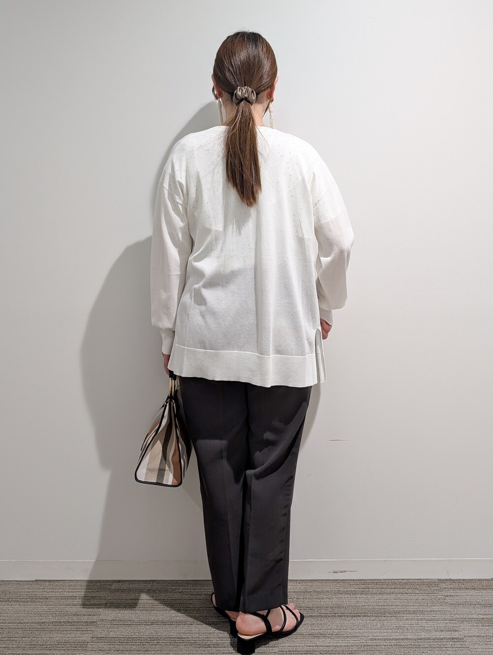 ホワイト系のシャツ/ブラウス、グレー系のその他パンツ、ブラック系のサンダルを着用したレディースの春コーディネートの6枚目の写真