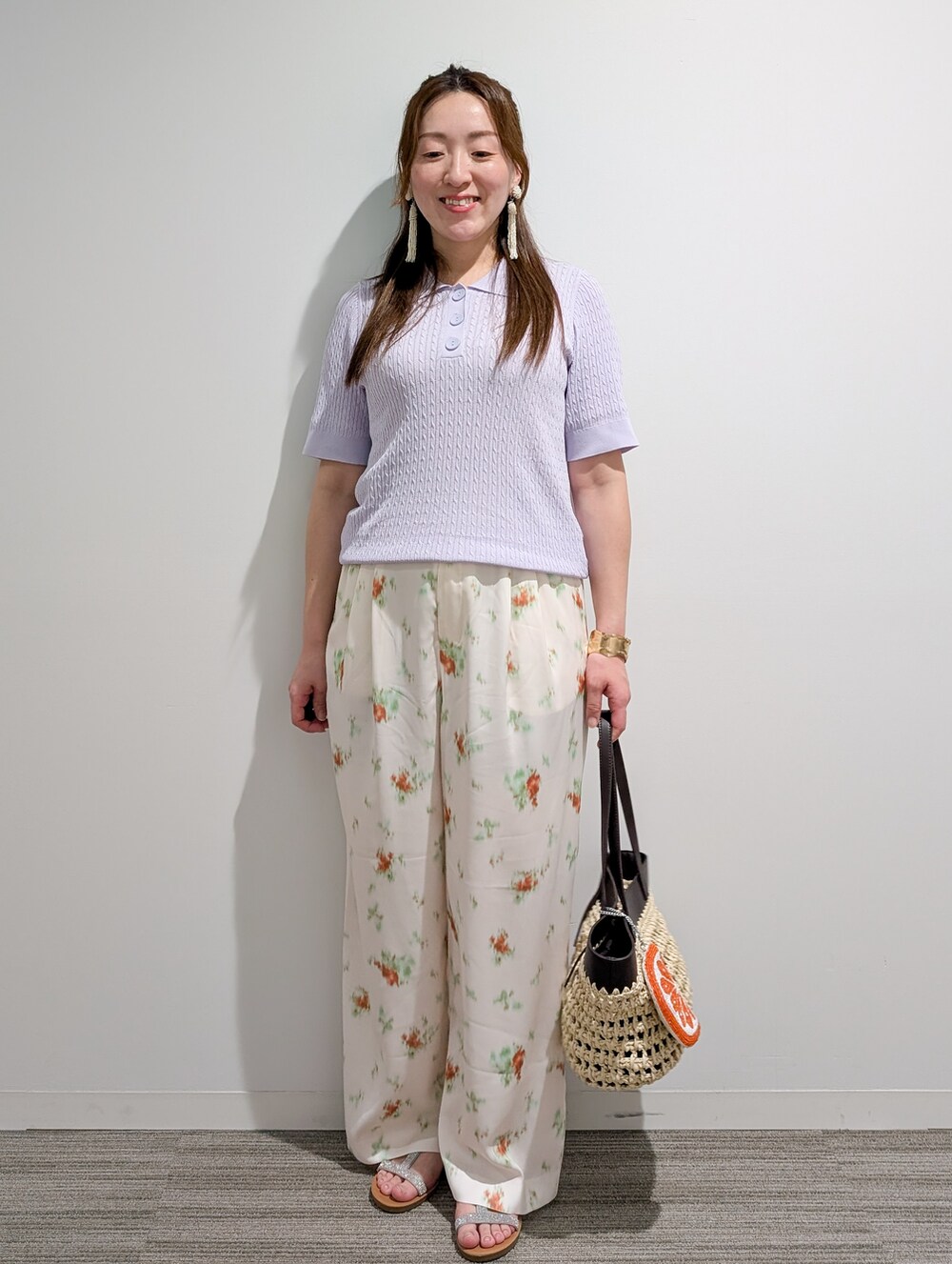 パープル系のニット/セーター、ホワイト系のその他パンツ、ブラウン系のトートバッグを着用したレディースの夏コーディネートの4枚目の写真