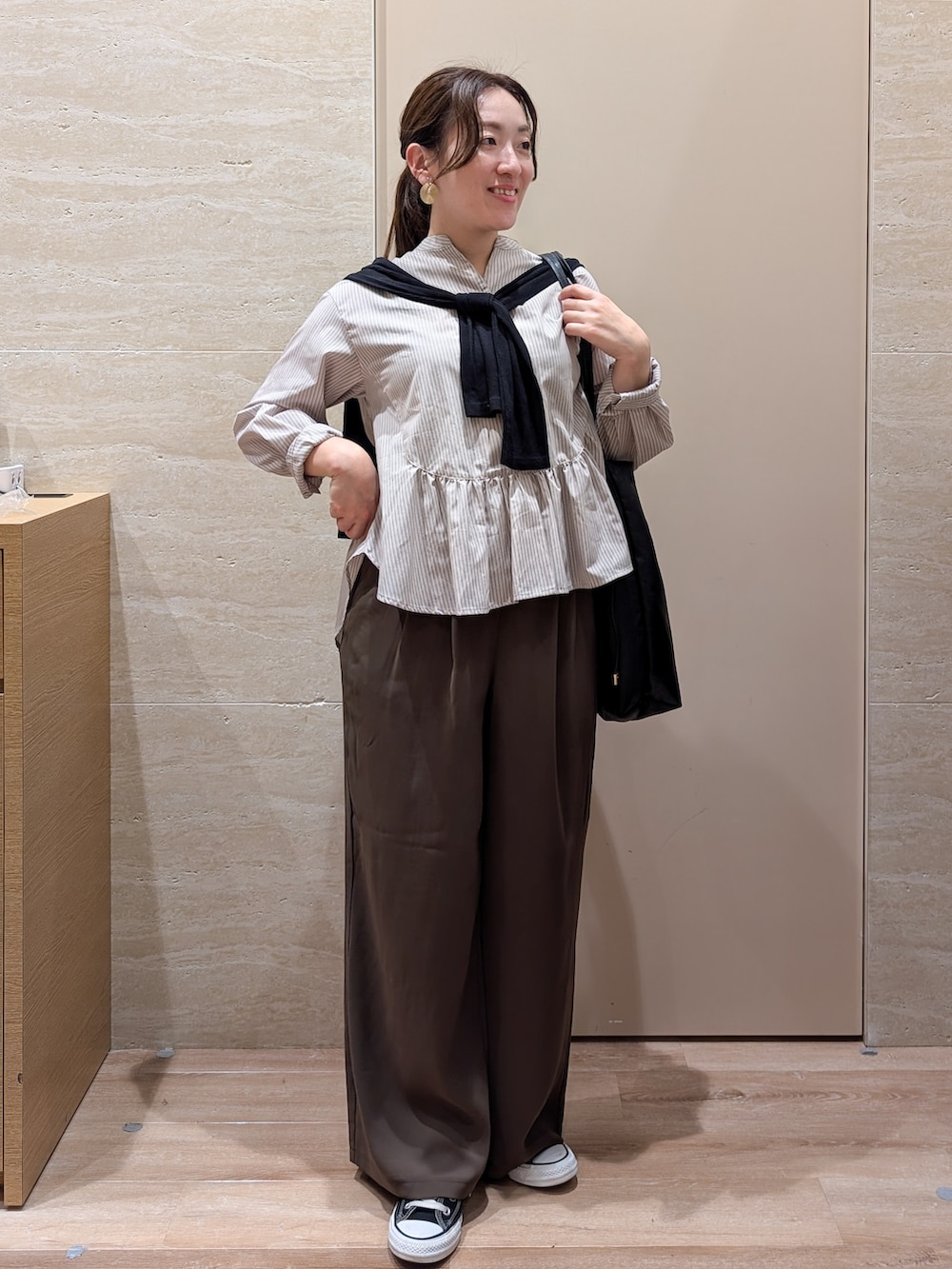 ベージュ系のシャツ/ブラウス、ブラウン系のその他パンツ、ブラック系のトートバッグを着用したレディースの秋コーディネートの6枚目の写真