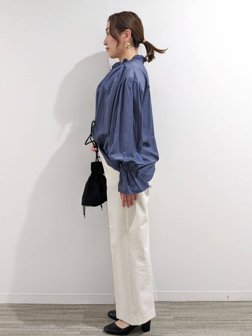 ブルー系のシャツ/ブラウス、ブラック系のショルダーバッグ、ブラック系のパンプスを着用したレディースの春コーディネートの5枚目の写真