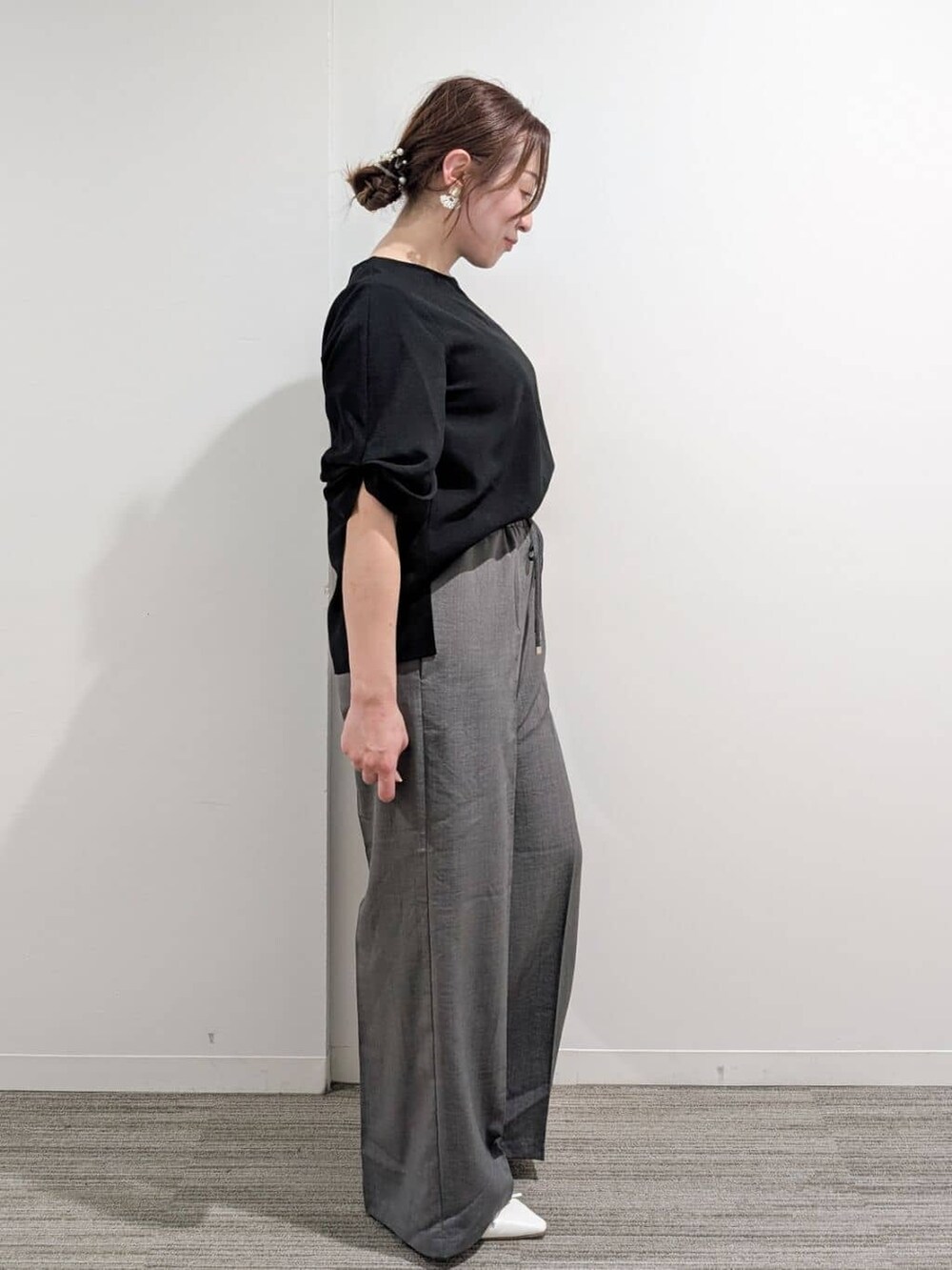 ブラック系のシャツ/ブラウス、グレー系のその他パンツ、ブラック系のハンドバッグを着用したレディースの夏コーディネートの8枚目の写真