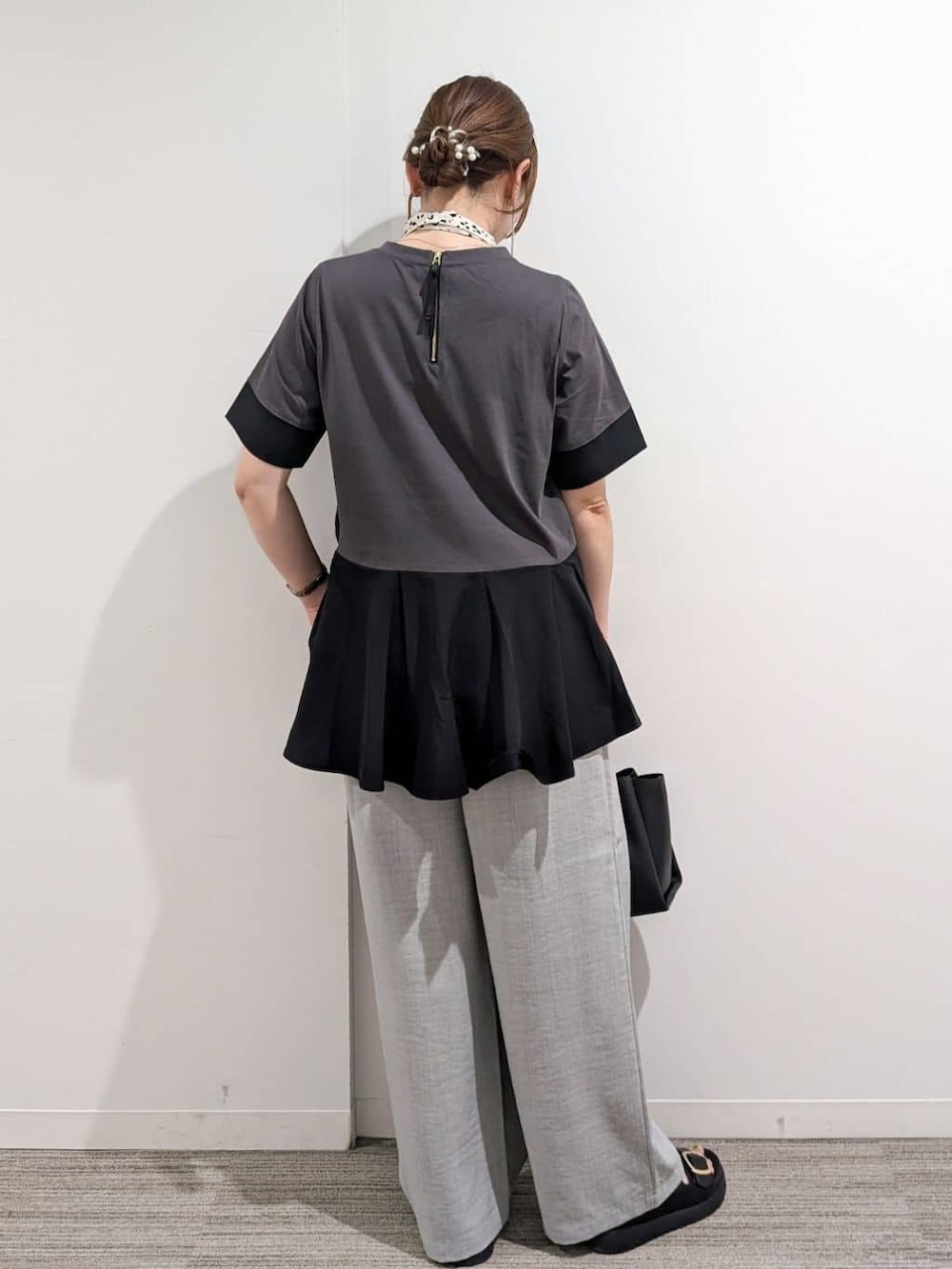 グレー系のTシャツ/カットソー、グレー系のその他パンツ、ブラック系のサンダルを着用したレディースの夏コーディネートの6枚目の写真