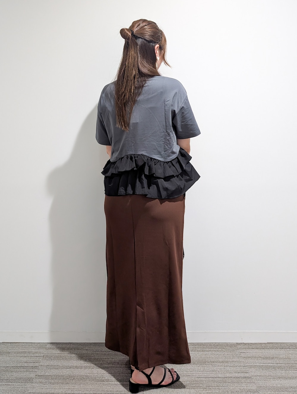グレー系のTシャツ/カットソー、ブラウン系のスカート、ブラック系のトートバッグを着用したレディースの夏コーディネートの7枚目の写真