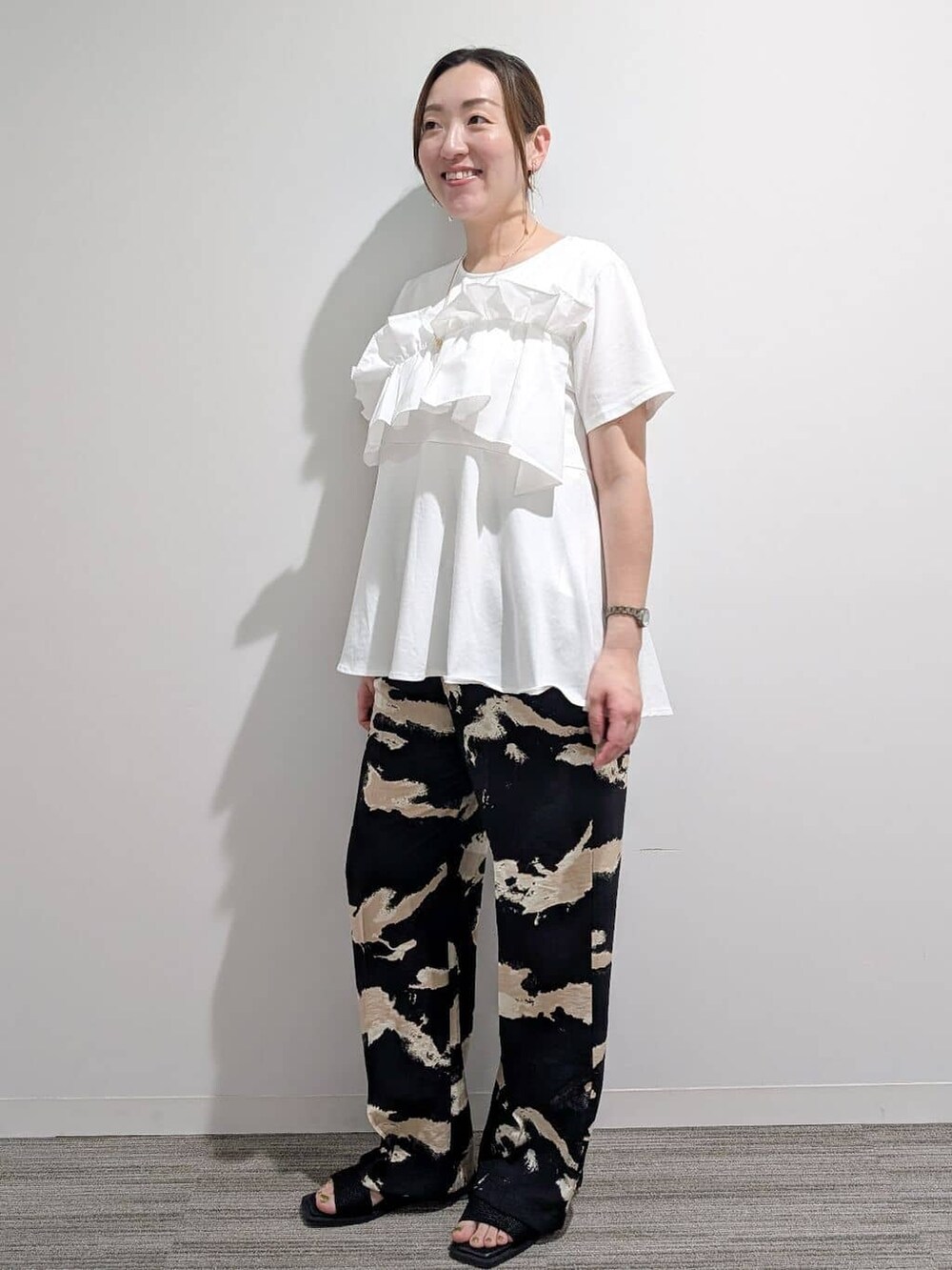 ホワイト系のTシャツ/カットソー、ブラック系のその他パンツ、ブラック系のサンダルを着用したレディースの夏コーディネートの4枚目の写真
