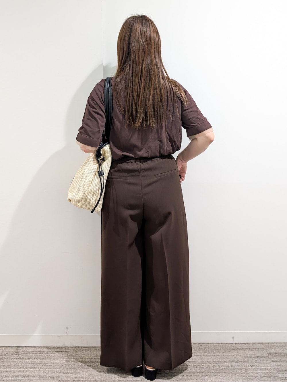 ブラウン系のニット/セーター、ブラウン系のその他パンツ、ホワイト系のトートバッグを着用したレディースの夏コーディネートの5枚目の写真