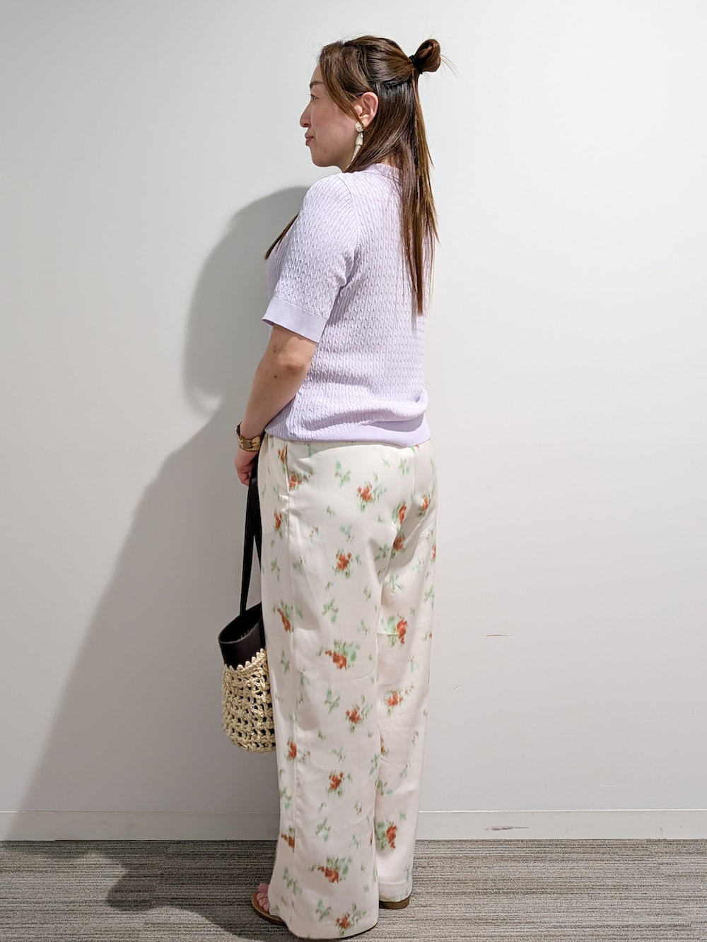 パープル系のニット/セーター、ホワイト系のその他パンツ、ブラウン系のトートバッグを着用したレディースの夏コーディネートの2枚目の写真