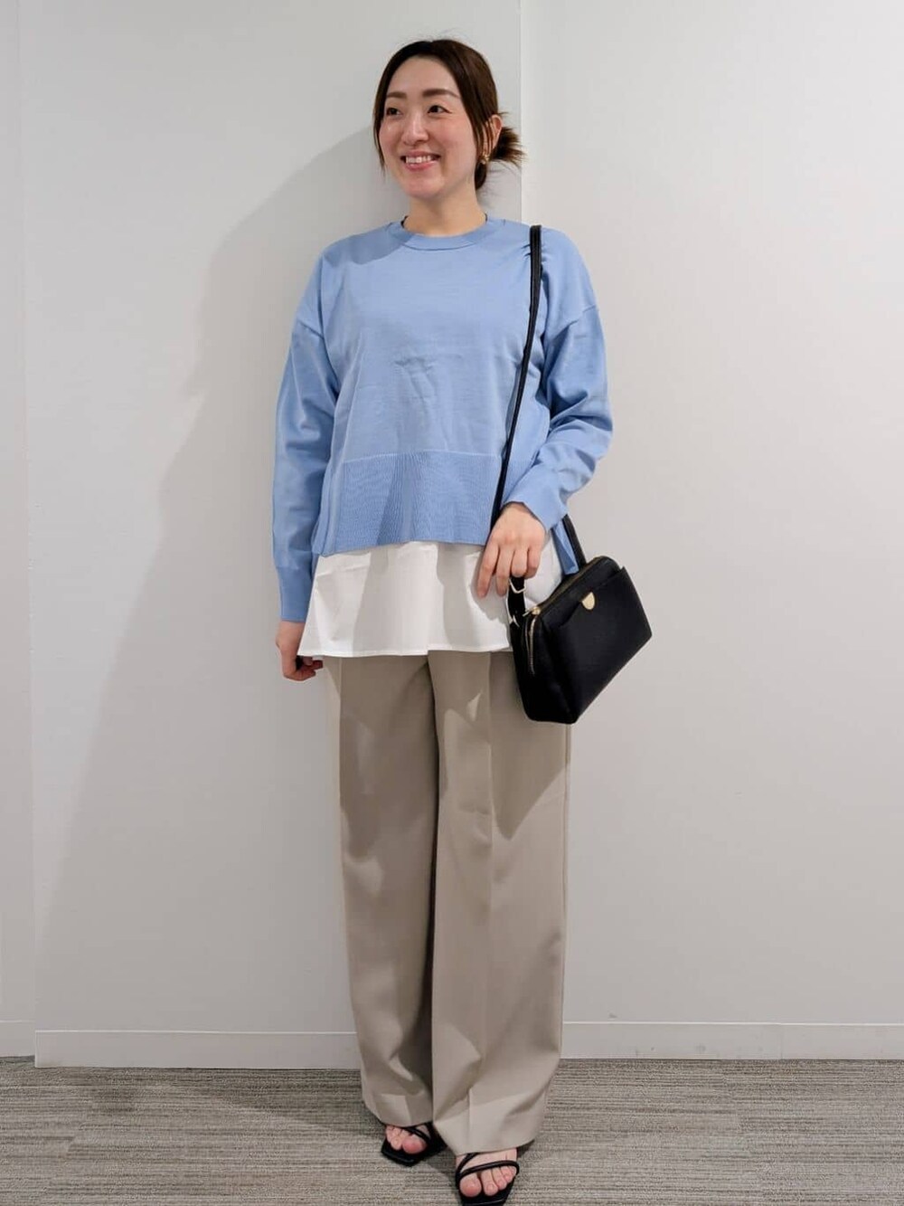 ブラック系のショルダーバッグ、ベージュ系のその他パンツ、ブラック系のサンダルを着用したレディースの春コーディネートの9枚目の写真