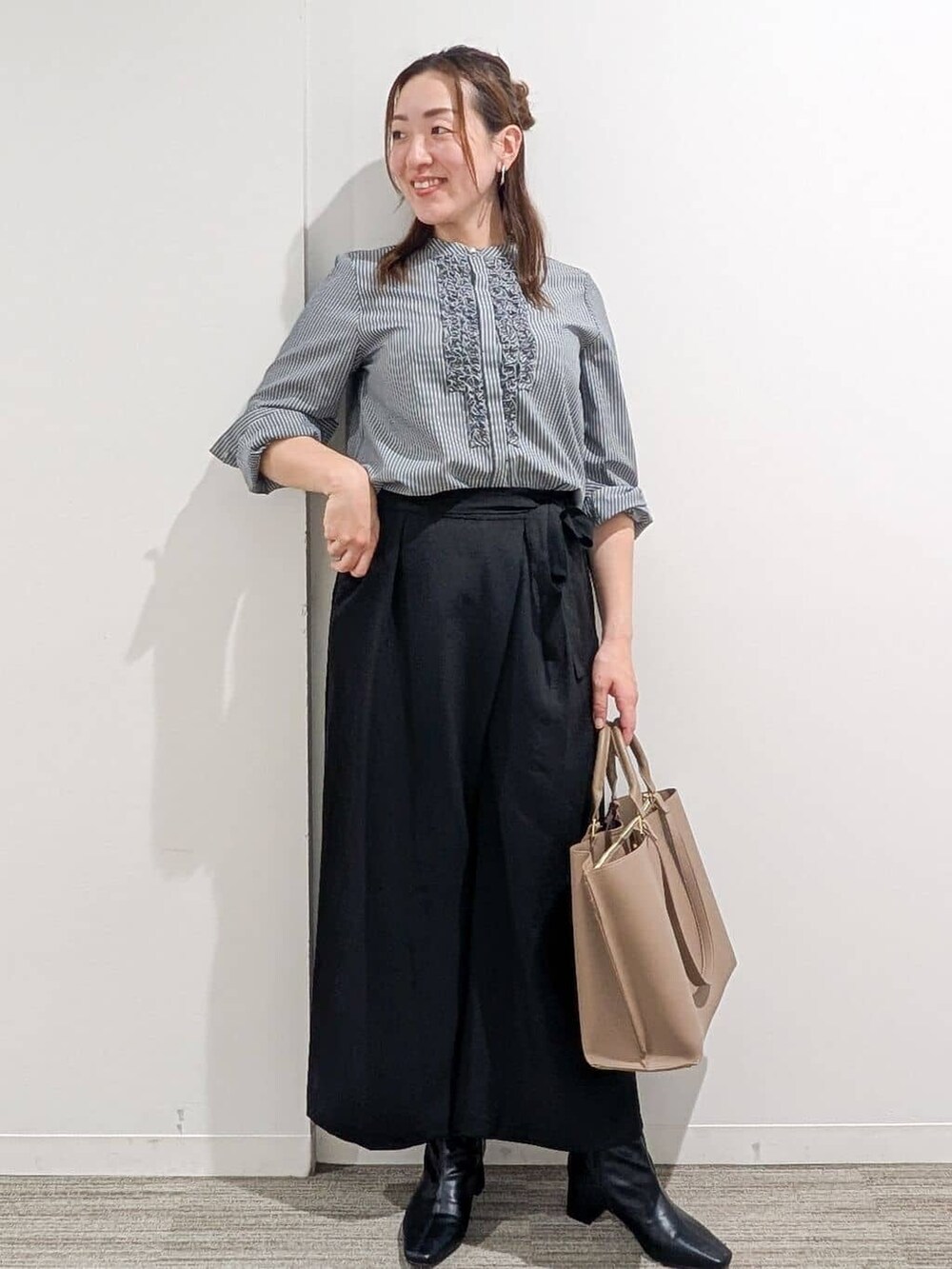 グレー系のシャツ/ブラウス、ブラック系のその他パンツ、ベージュ系のトートバッグを着用したレディースの秋コーディネートの5枚目の写真