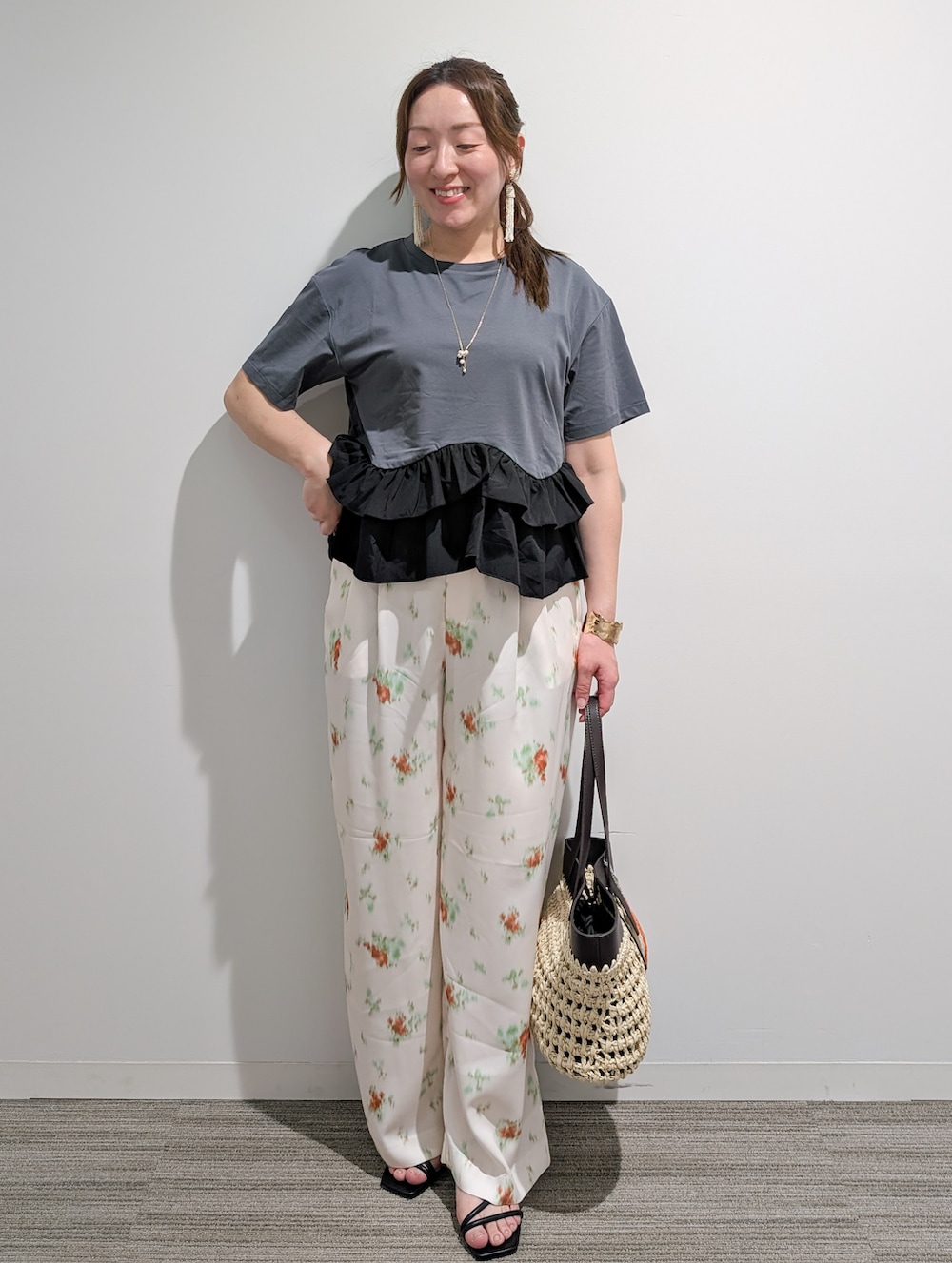 グレー系のTシャツ/カットソー、ホワイト系のその他パンツ、ブラウン系のトートバッグを着用したレディースの夏コーディネートの2枚目の写真