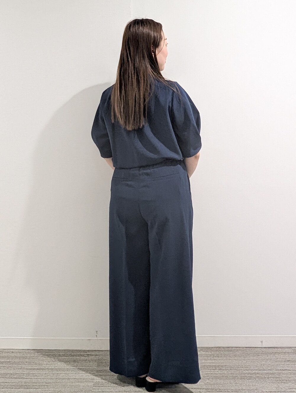 ブルー系のシャツ/ブラウス、ブルー系のその他パンツ、シルバー系のショルダーバッグを着用したレディースの春コーディネートの6枚目の写真