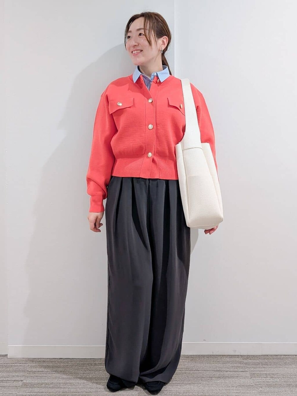オレンジ系のカーディガン/ボレロ、ブルー系のシャツ/ブラウス、グレー系のその他パンツを着用したレディースの冬コーディネートの3枚目の写真
