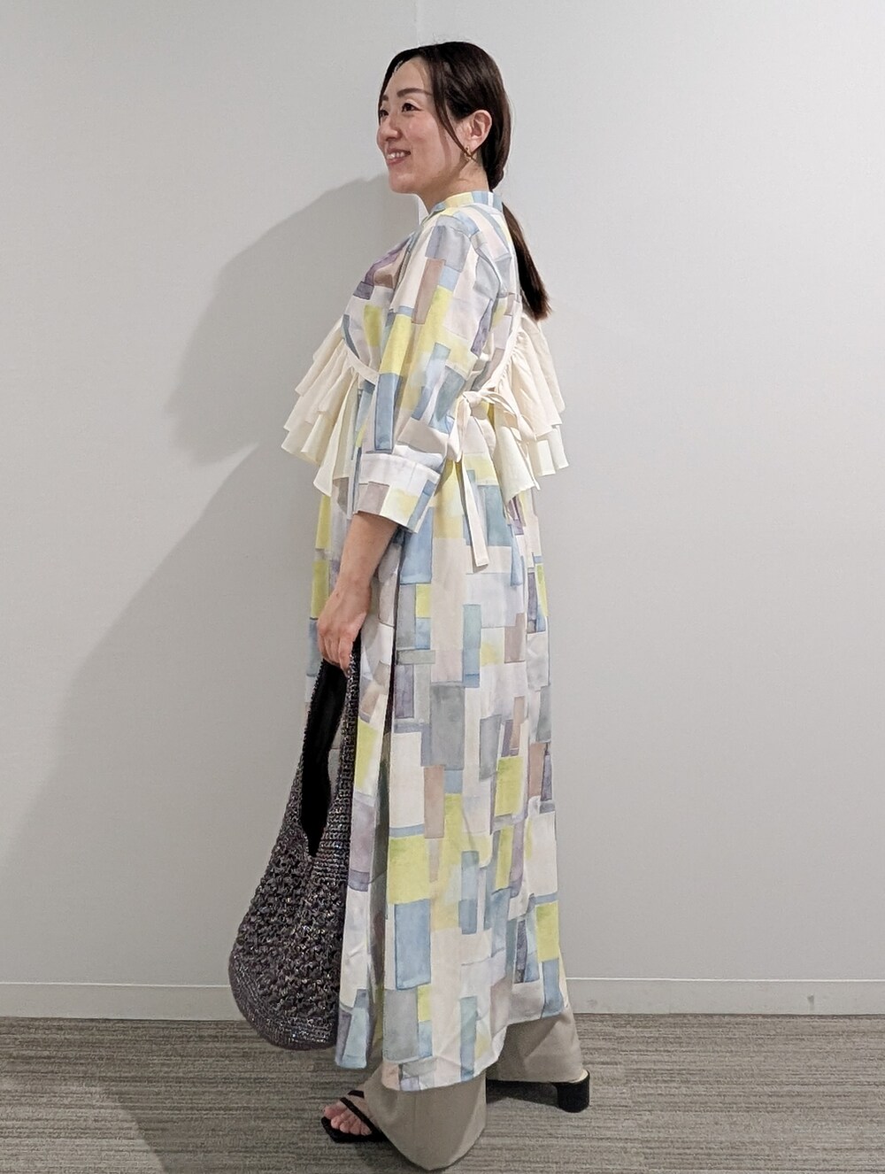 ブルー系のワンピース、ベージュ系のその他パンツ、シルバー系のショルダーバッグを着用したレディースの春コーディネートの4枚目の写真