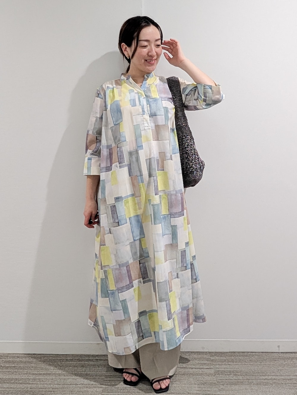 ブルー系のワンピース、ベージュ系のその他パンツ、シルバー系のショルダーバッグを着用したレディースの夏コーディネートの10枚目の写真