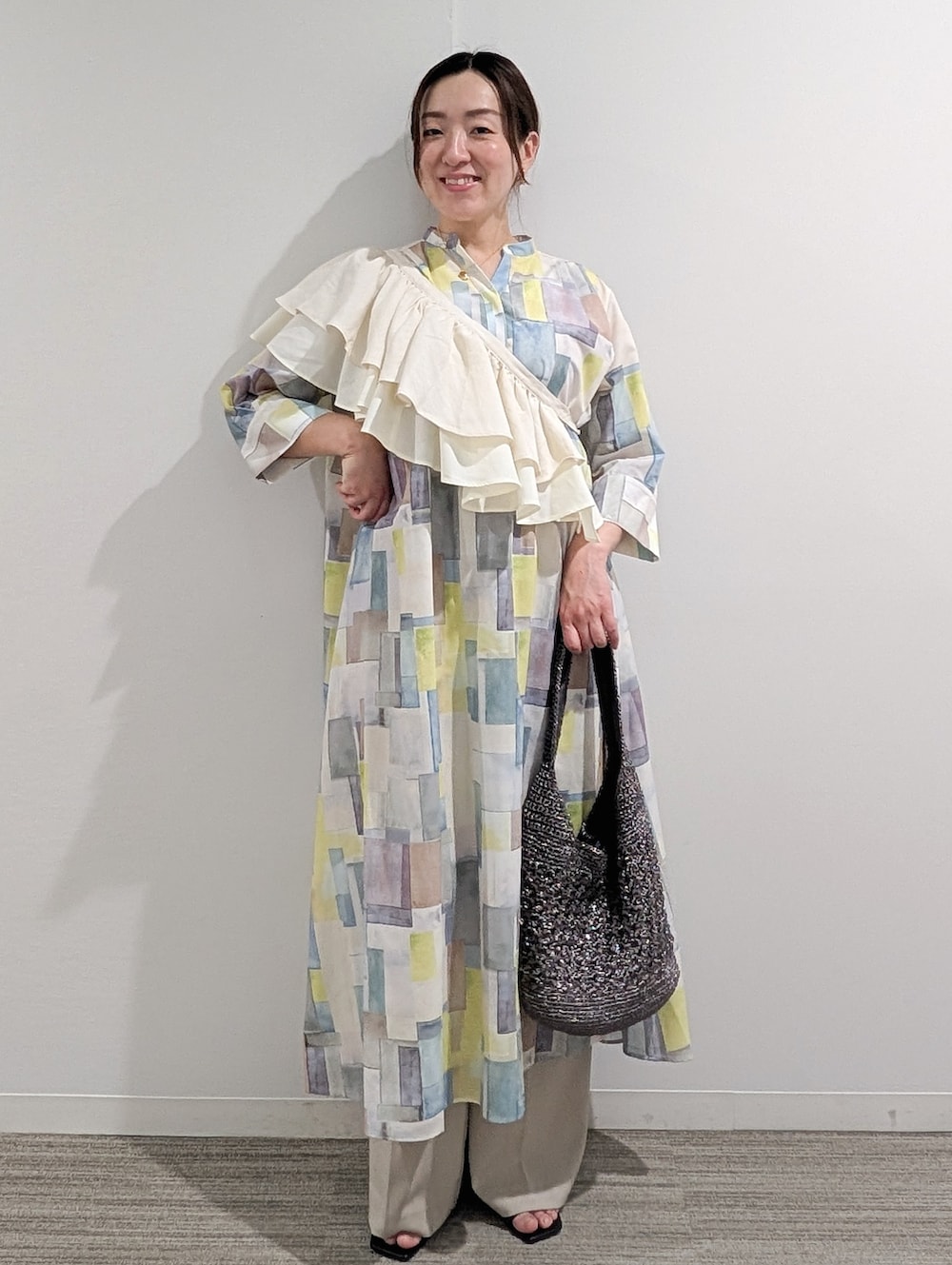 ブルー系のワンピース、ベージュ系のその他パンツ、シルバー系のショルダーバッグを着用したレディースの春コーディネートの2枚目の写真