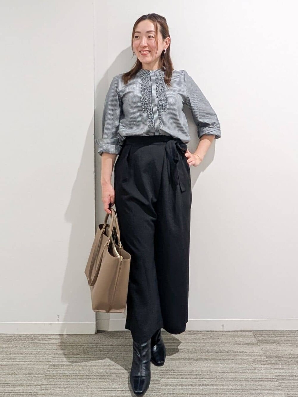 グレー系のシャツ/ブラウス、ブラック系のその他パンツ、ベージュ系のトートバッグを着用したレディースの秋コーディネートの7枚目の写真