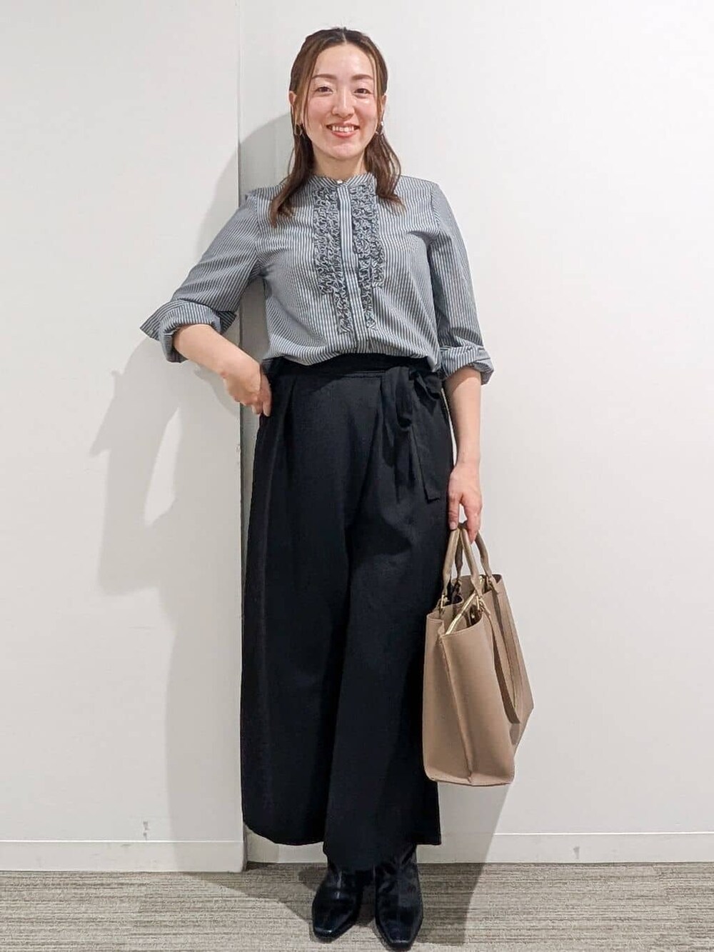 グレー系のシャツ/ブラウス、ブラック系のその他パンツ、ベージュ系のトートバッグを着用したレディースの秋コーディネートの2枚目の写真