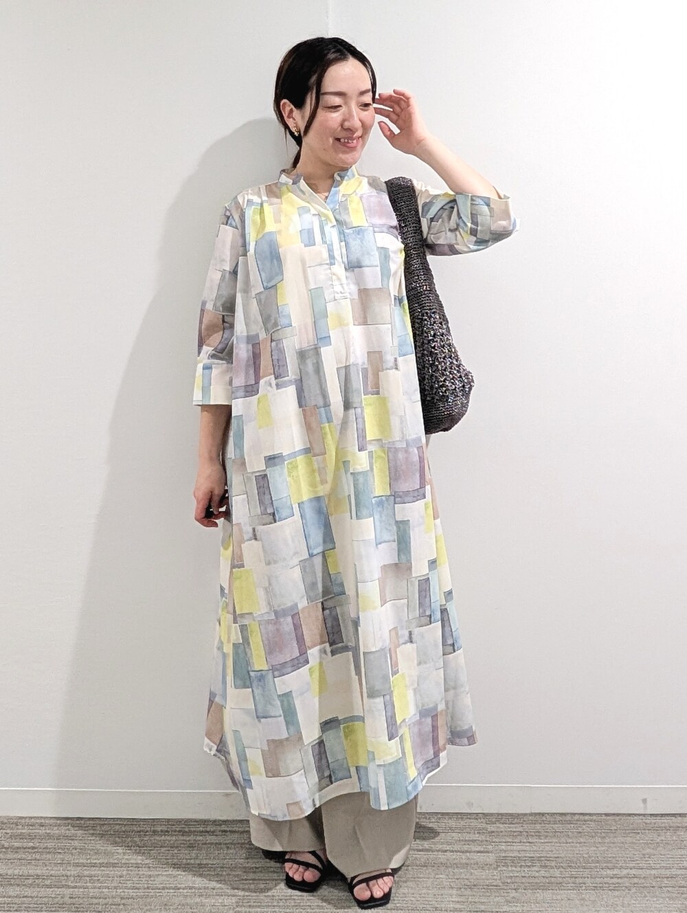 ブルー系のワンピース、ベージュ系のその他パンツ、シルバー系のショルダーバッグを着用したレディースの春コーディネートの2枚目の写真
