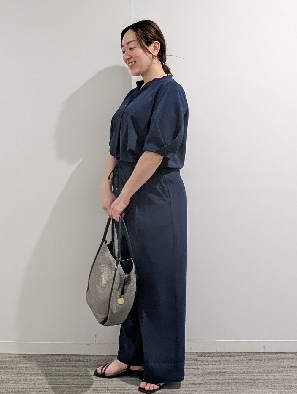 ブルー系のシャツ/ブラウス、ブルー系のその他パンツ、グレー系のトートバッグを着用したレディースの夏コーディネートの6枚目の写真