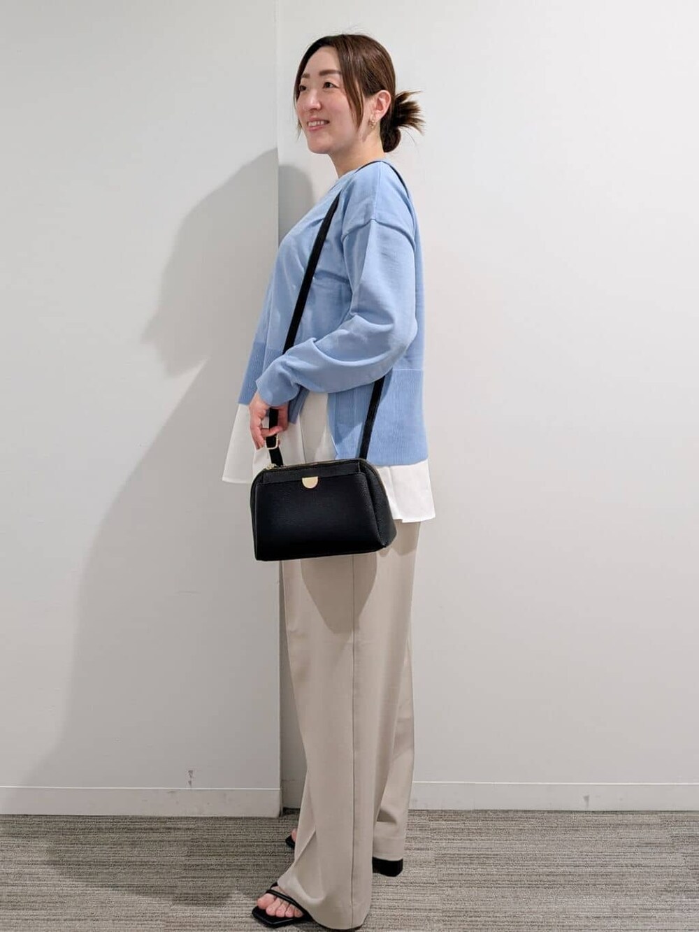 ブラック系のショルダーバッグ、ベージュ系のその他パンツ、ブラック系のサンダルを着用したレディースの春コーディネートの5枚目の写真
