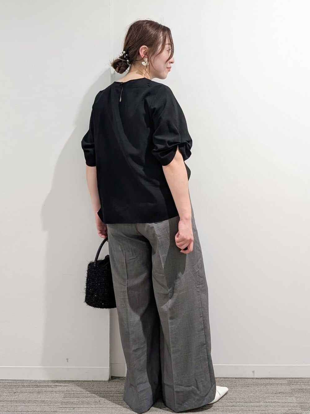 ブラック系のシャツ/ブラウス、グレー系のその他パンツ、ブラック系のハンドバッグを着用したレディースの夏コーディネートの7枚目の写真