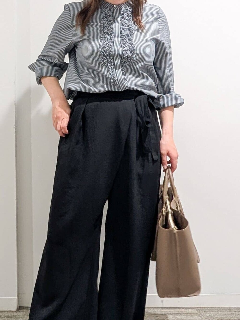 グレー系のシャツ/ブラウス、ブラック系のその他パンツ、ベージュ系のトートバッグを着用したレディースの秋コーディネートの9枚目の写真