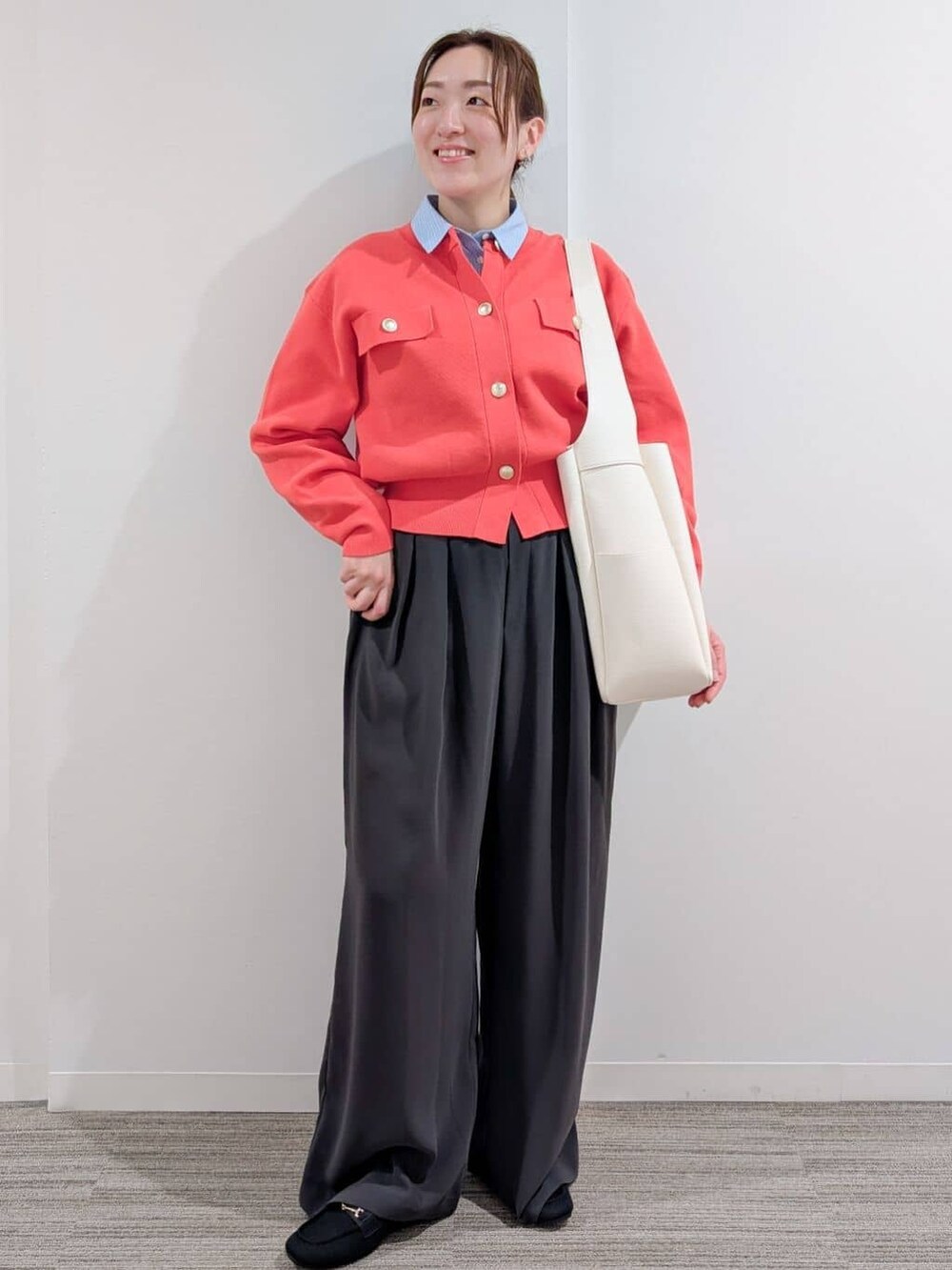 オレンジ系のカーディガン/ボレロ、ブルー系のシャツ/ブラウス、グレー系のその他パンツを着用したレディースの冬コーディネートの7枚目の写真