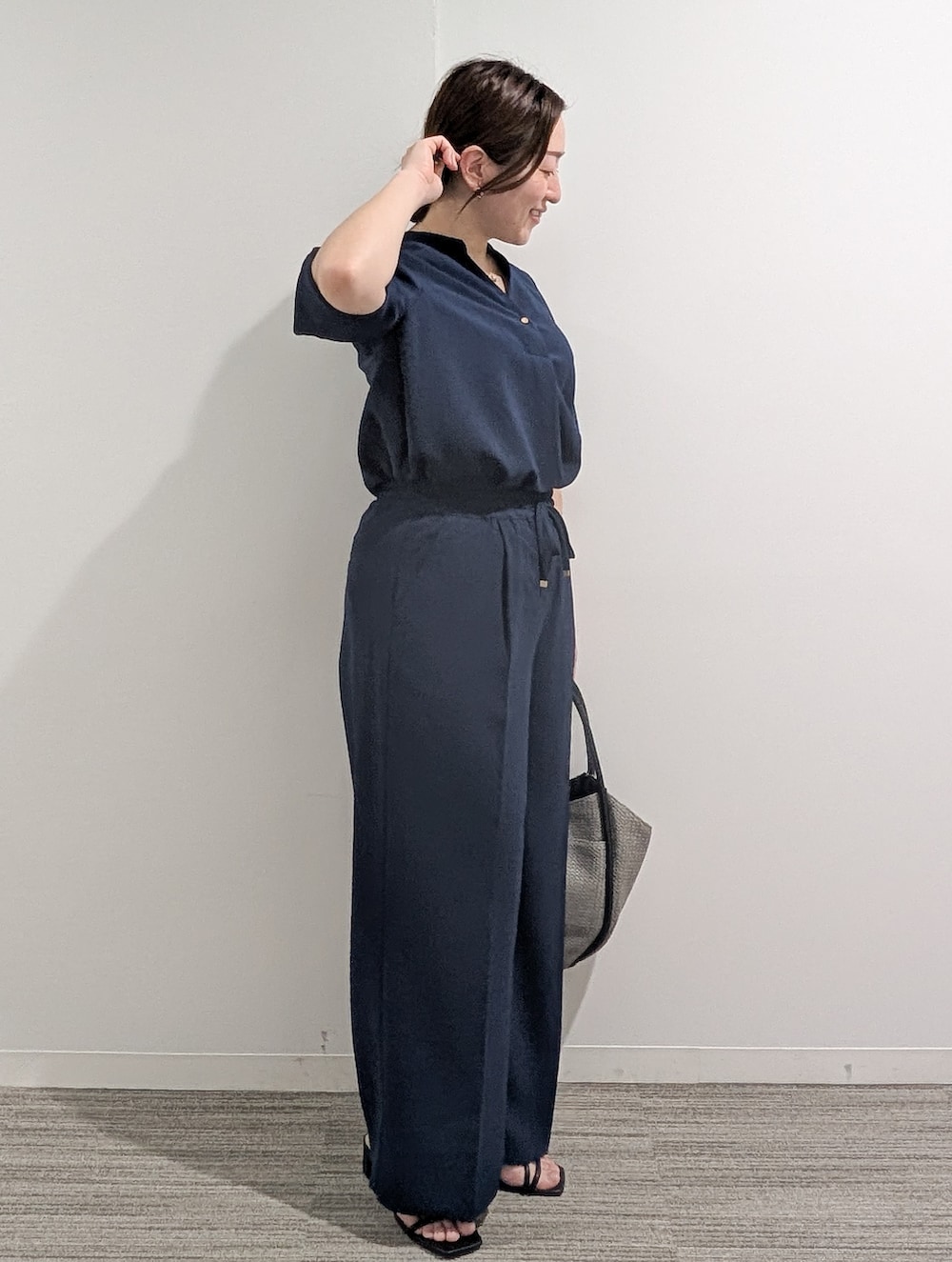 ブルー系のシャツ/ブラウス、ブルー系のその他パンツ、グレー系のトートバッグを着用したレディースの夏コーディネートの8枚目の写真