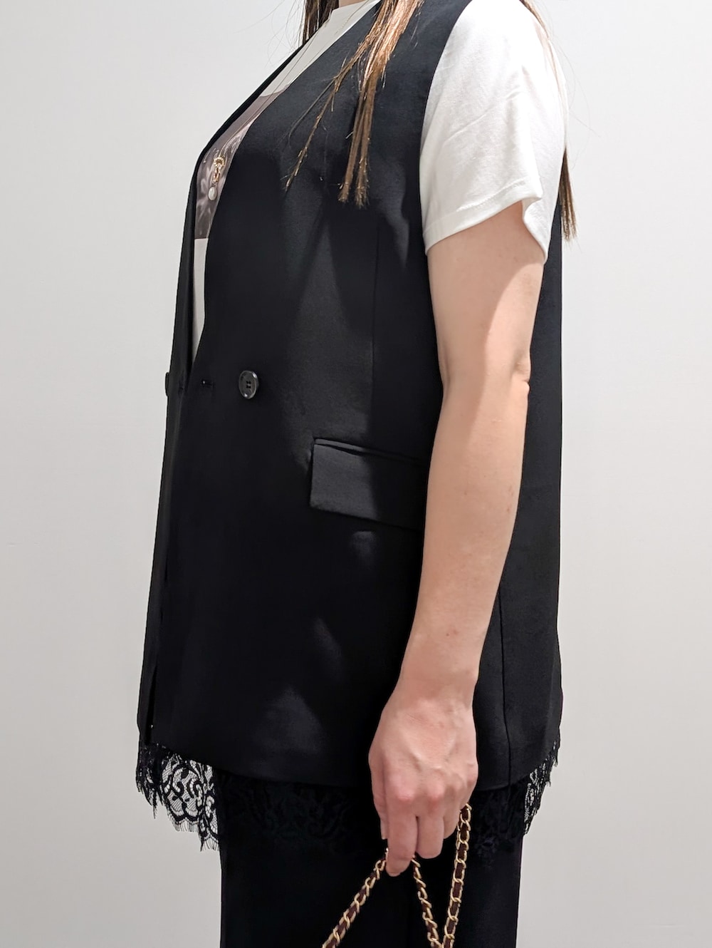 ブラック系のベスト、ホワイト系のTシャツ/カットソー、ブラック系のその他パンツを着用したレディースの秋コーディネートの7枚目の写真