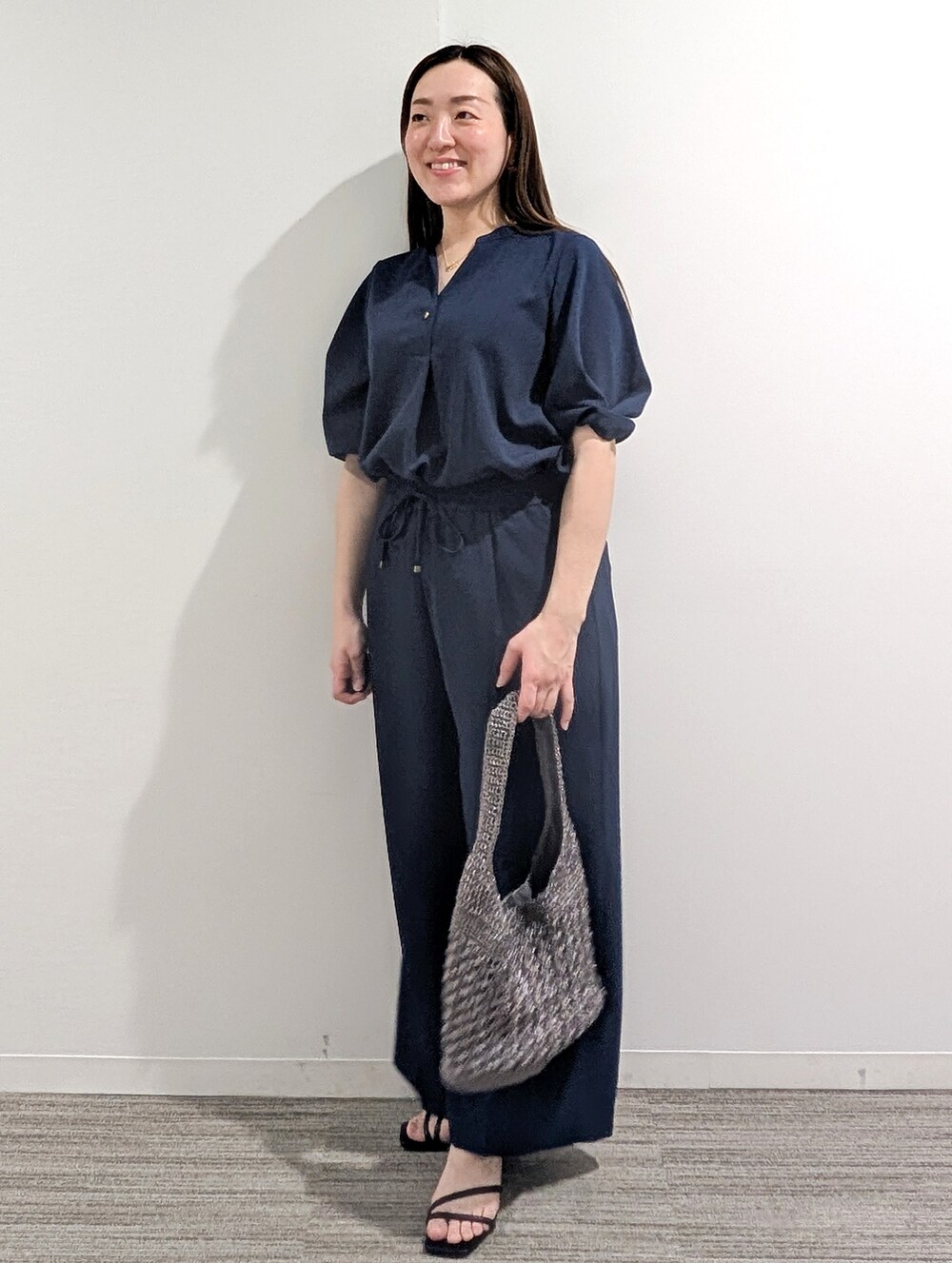ブルー系のシャツ/ブラウス、ブルー系のその他パンツ、シルバー系のショルダーバッグを着用したレディースの春コーディネートの8枚目の写真