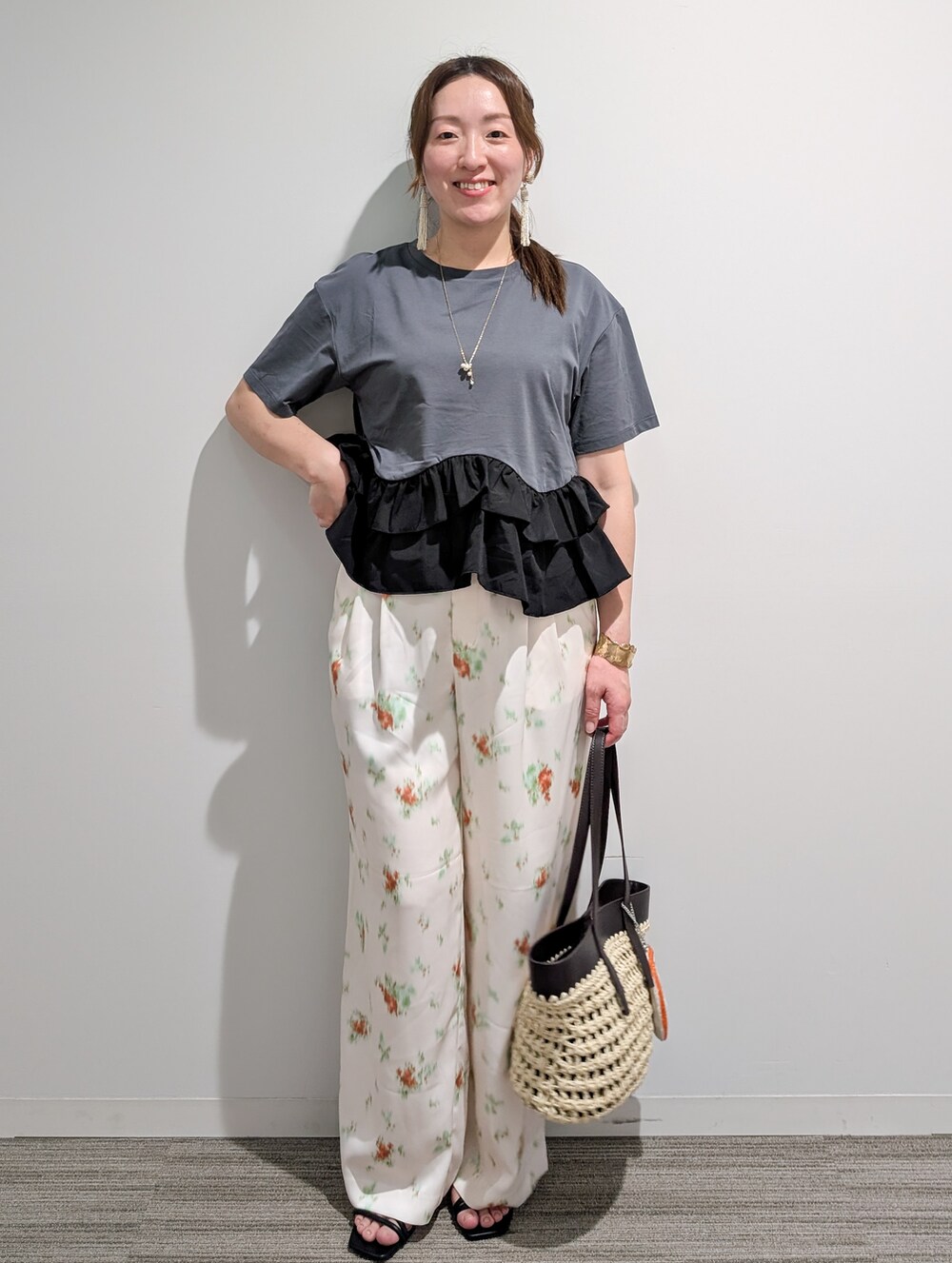 グレー系のTシャツ/カットソー、ブラウン系のスカート、ブラウン系のトートバッグを着用したレディースの夏コーディネートの10枚目の写真