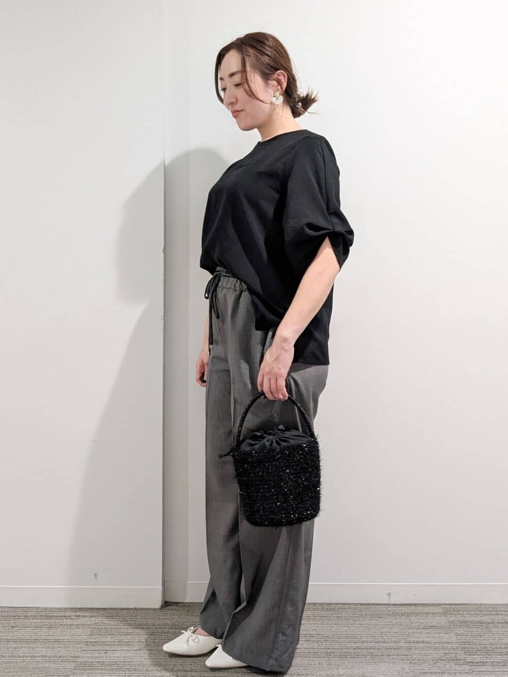 ブラック系のシャツ/ブラウス、グレー系のその他パンツ、ブラック系のハンドバッグを着用したレディースの夏コーディネートの5枚目の写真