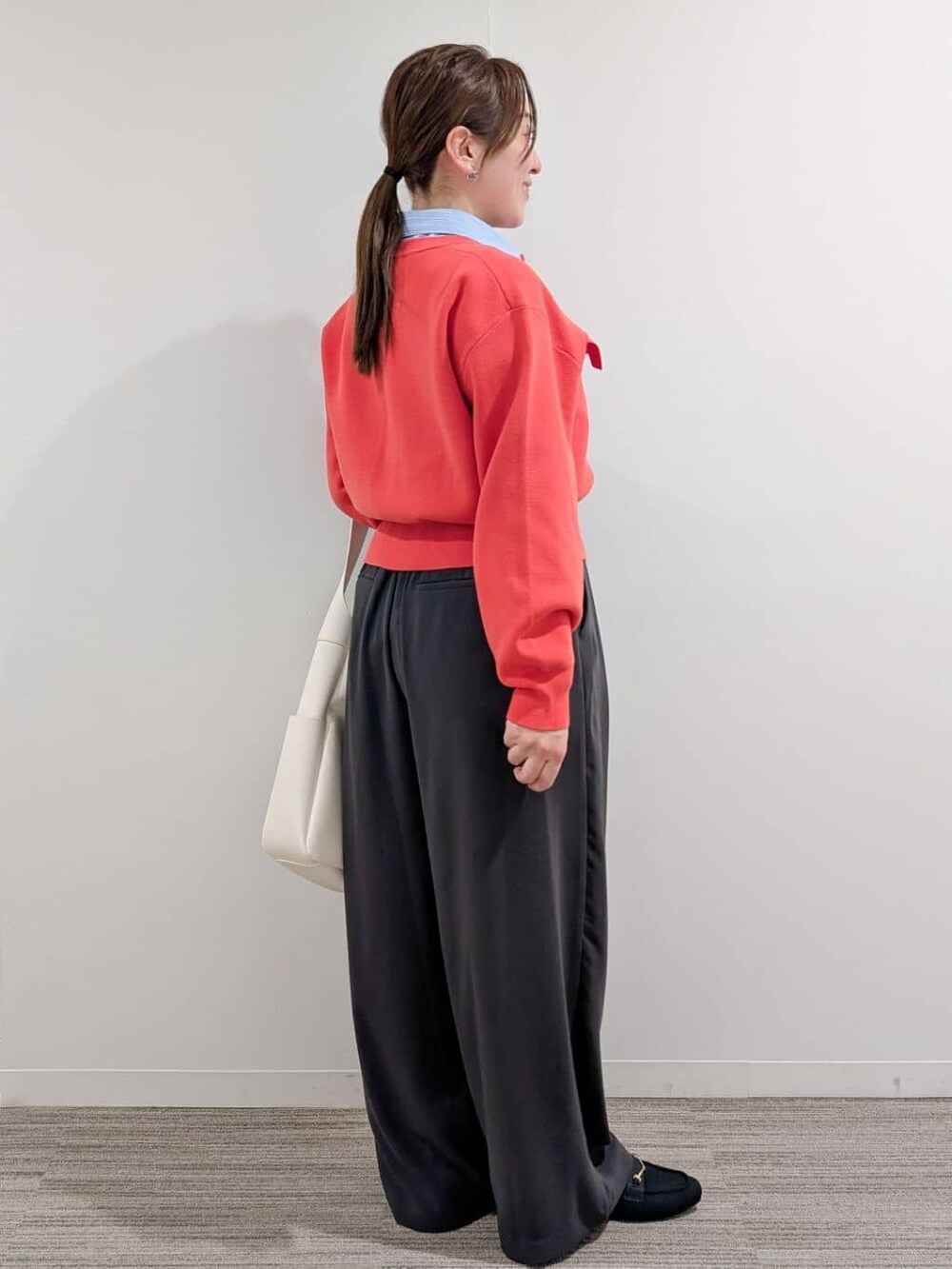 オレンジ系のカーディガン/ボレロ、ブルー系のシャツ/ブラウス、グレー系のその他パンツを着用したレディースの冬コーディネートの6枚目の写真