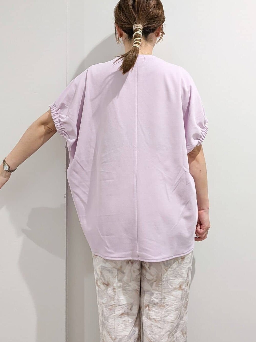 ピンク系のTシャツ/カットソー、グレー系のその他パンツ、ブラック系のハンドバッグを着用したレディースの夏コーディネートの9枚目の写真
